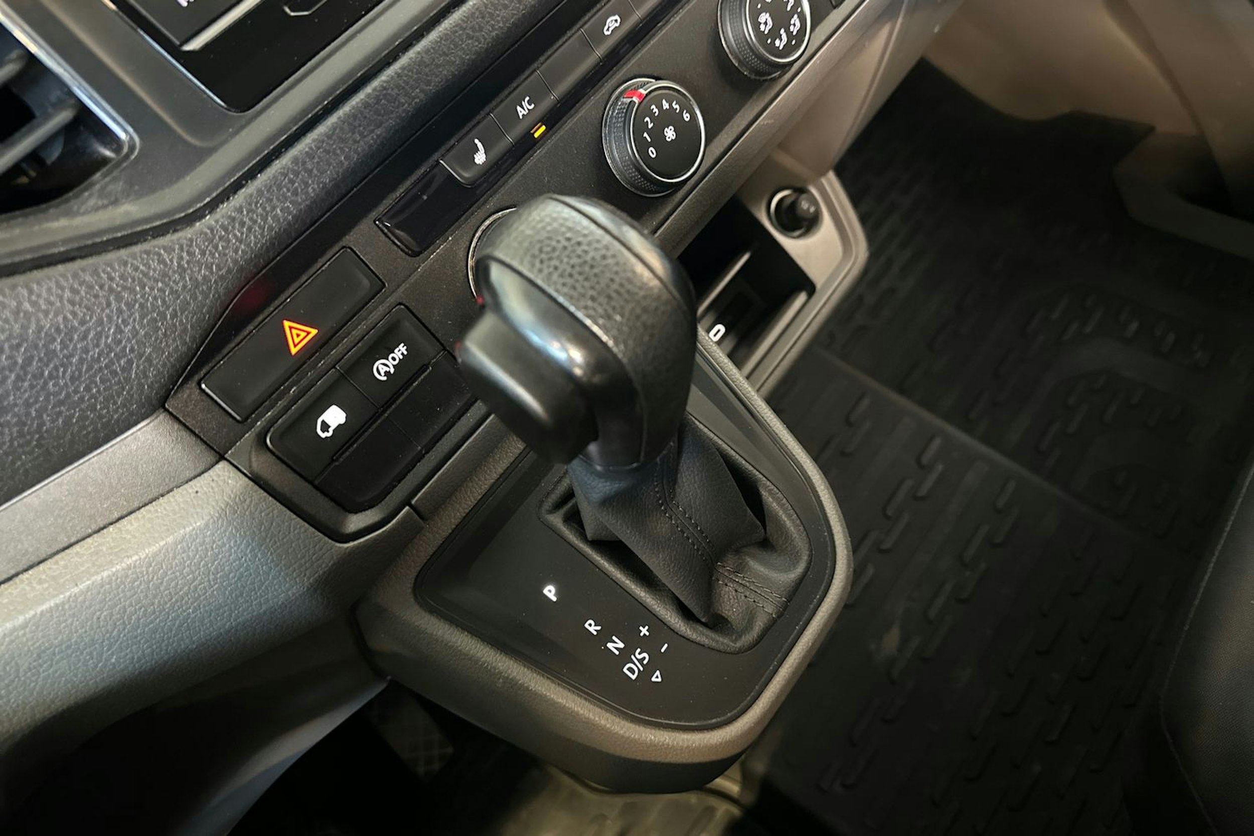 Musta Volkswagen CRAFTER 2021 kuva 19.
