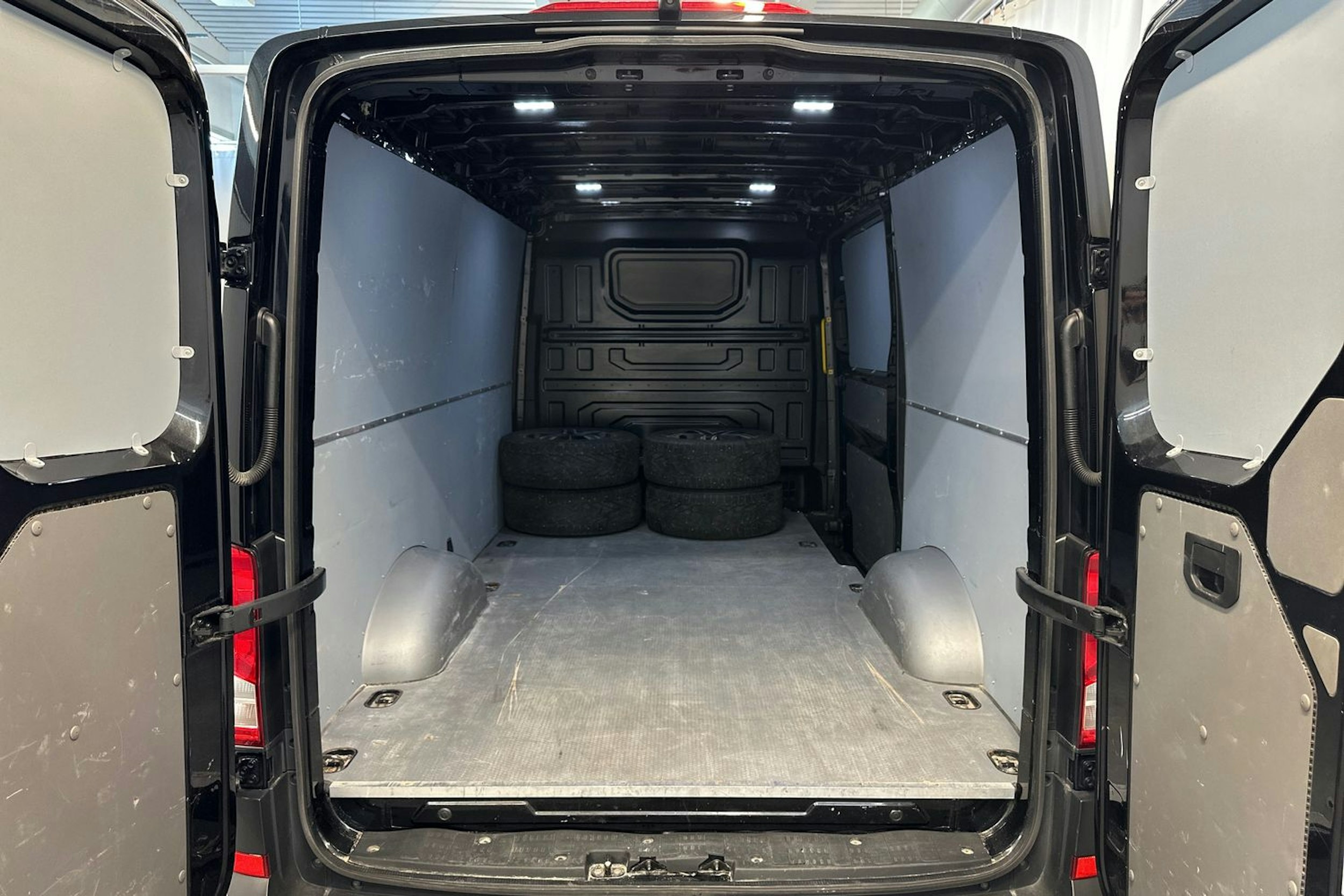 Musta Volkswagen CRAFTER 2021 kuva 23.