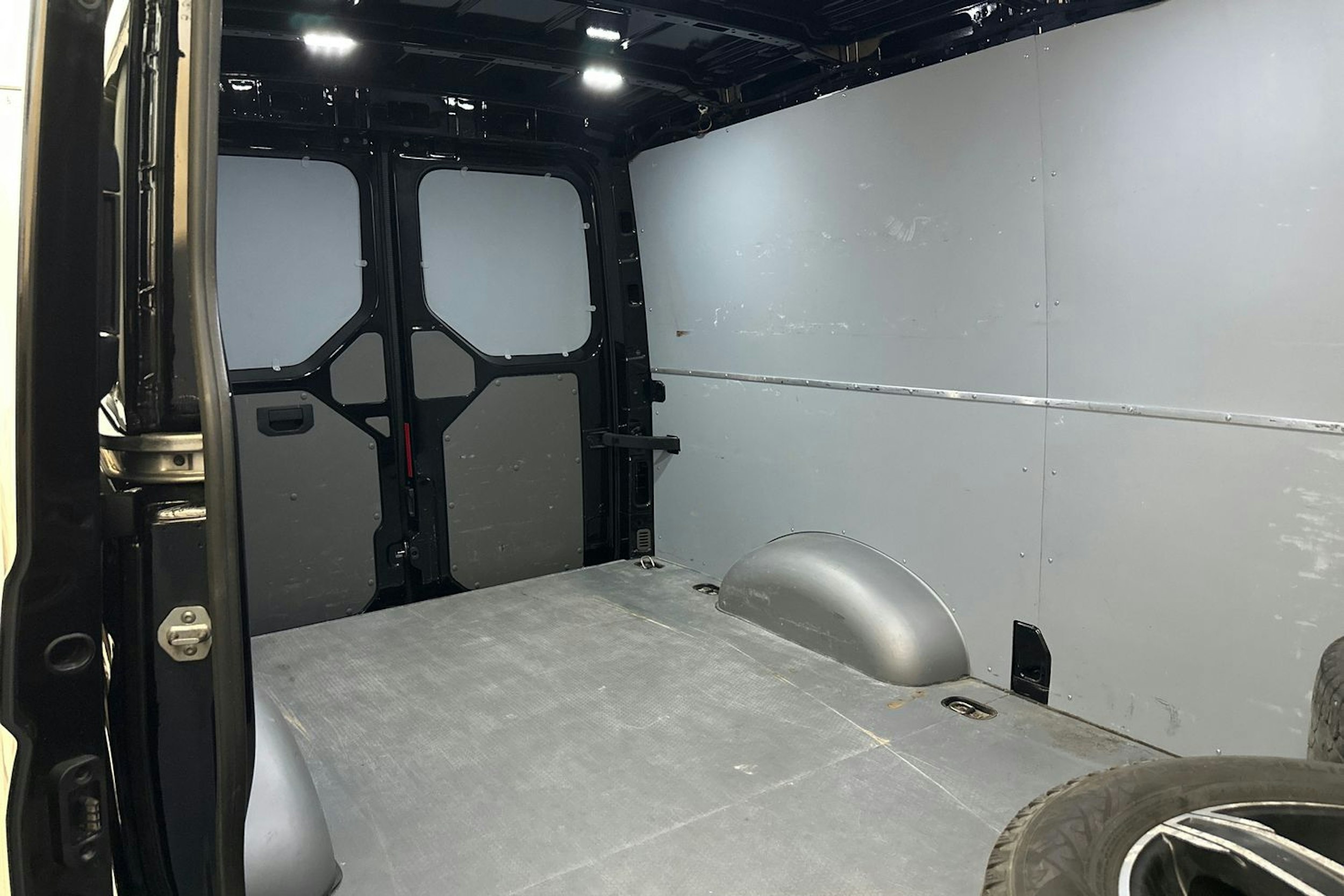 Musta Volkswagen CRAFTER 2021 kuva 24.