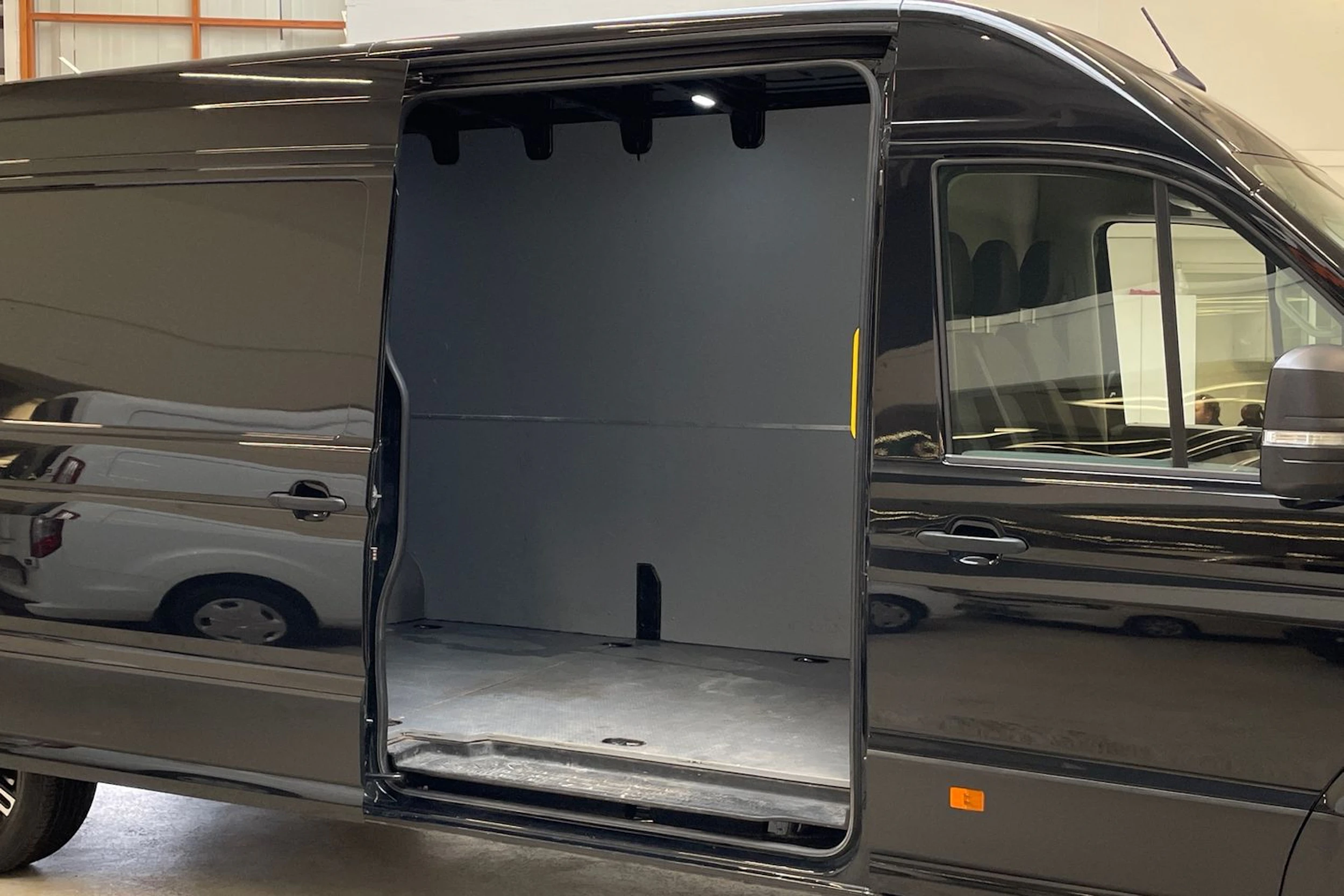 musta Volkswagen Crafter 2021 kuva 13.