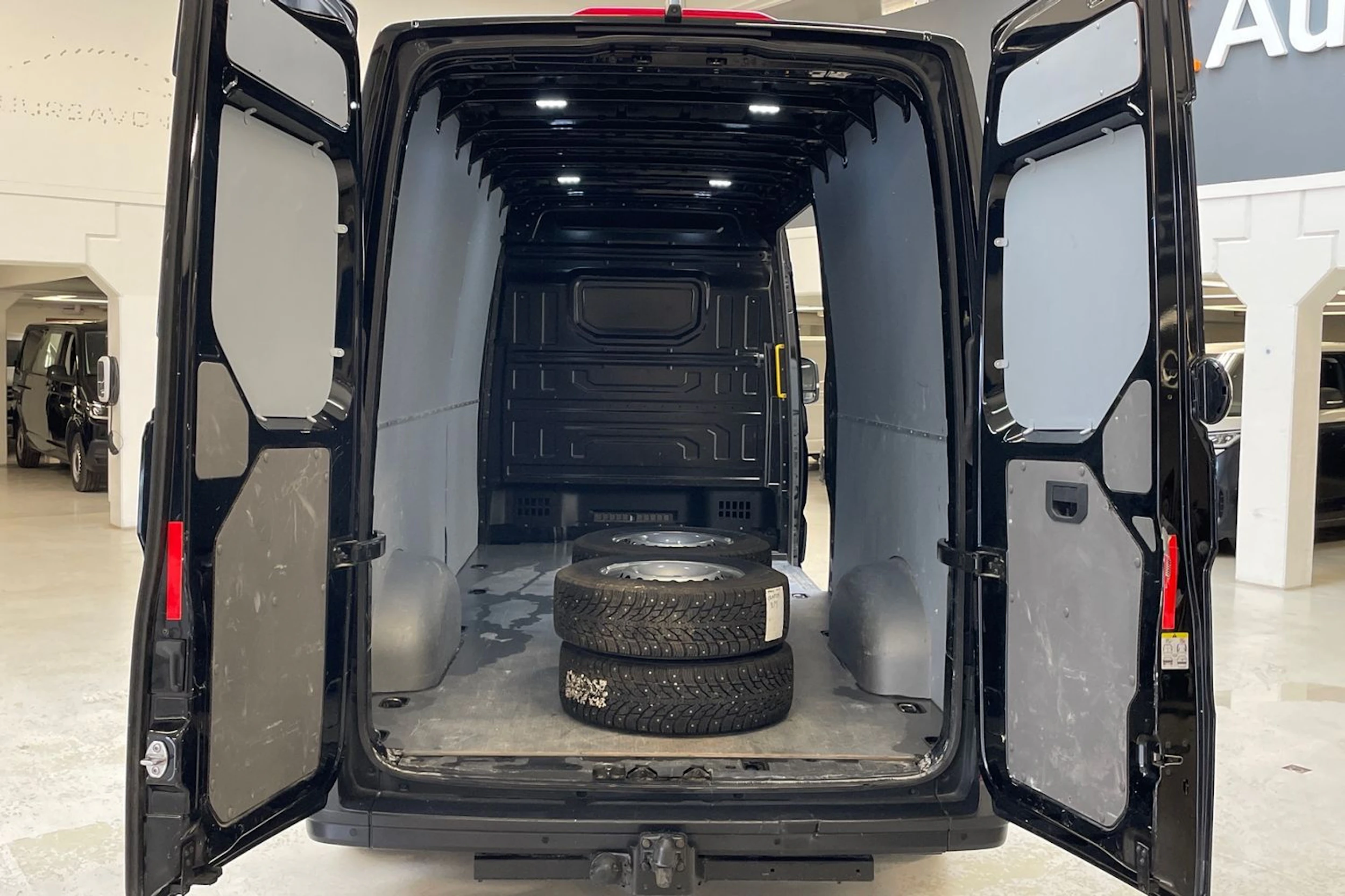 musta Volkswagen Crafter 2021 kuva 15.