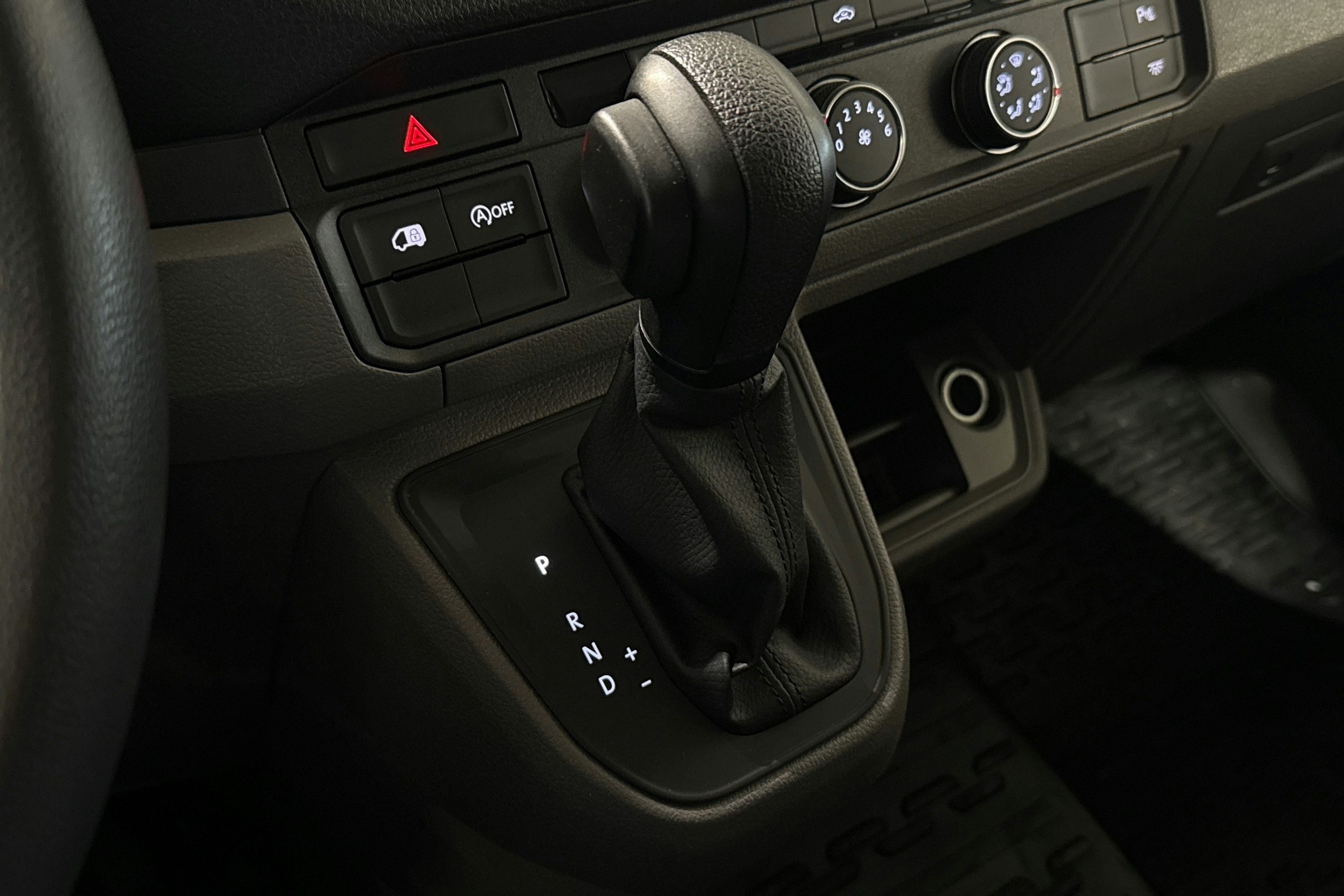 valkoinen Volkswagen Crafter 2021 kuva 22.