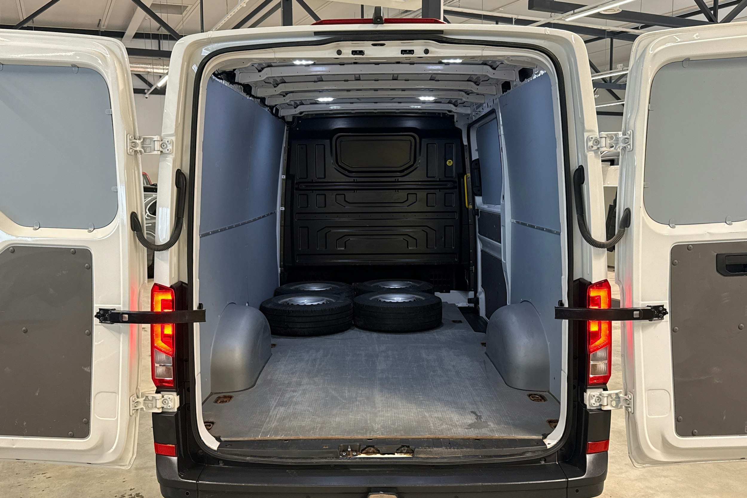 valkoinen Volkswagen Crafter 2021 kuva 23.