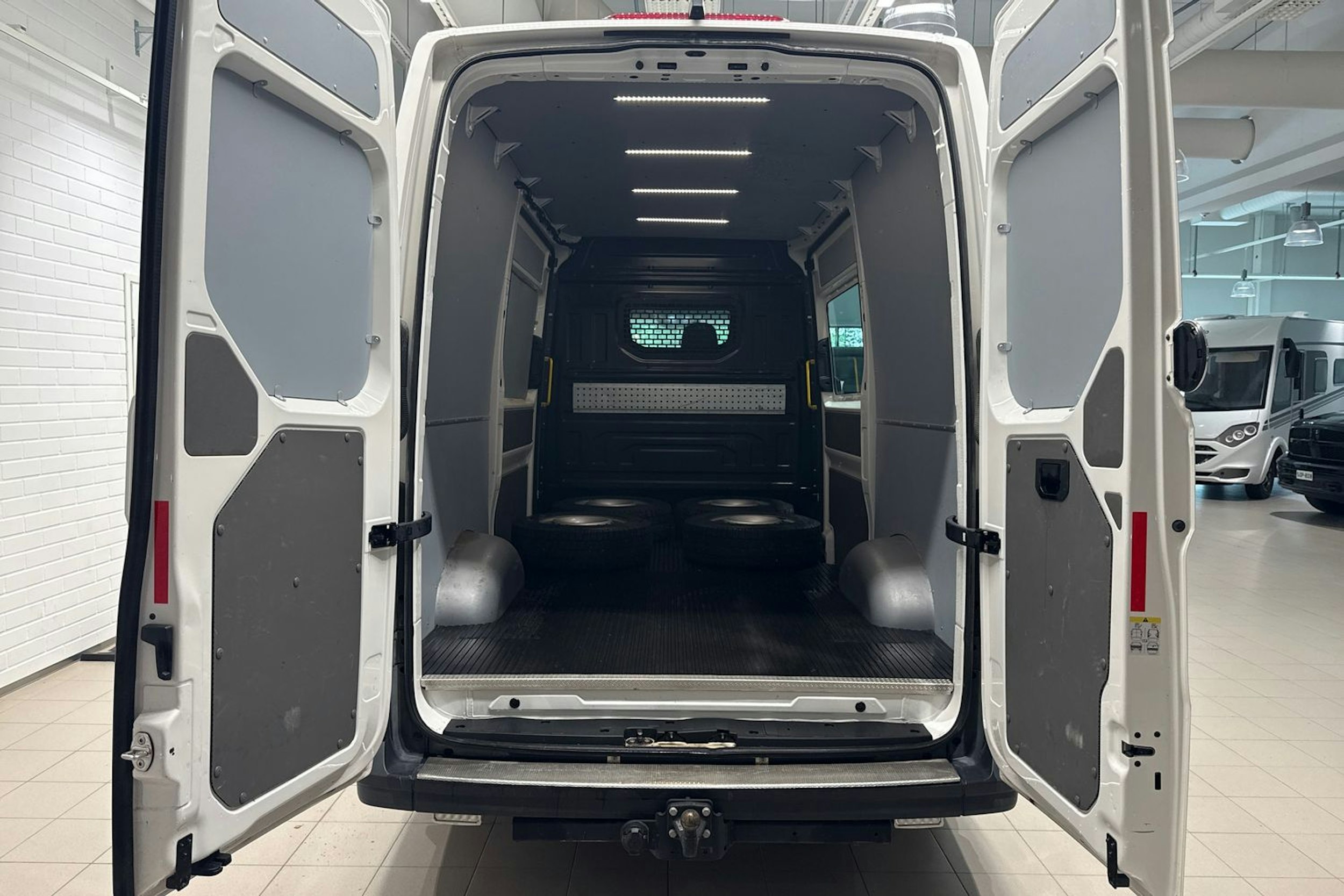 valkoinen Volkswagen Crafter 2021 kuva 12.