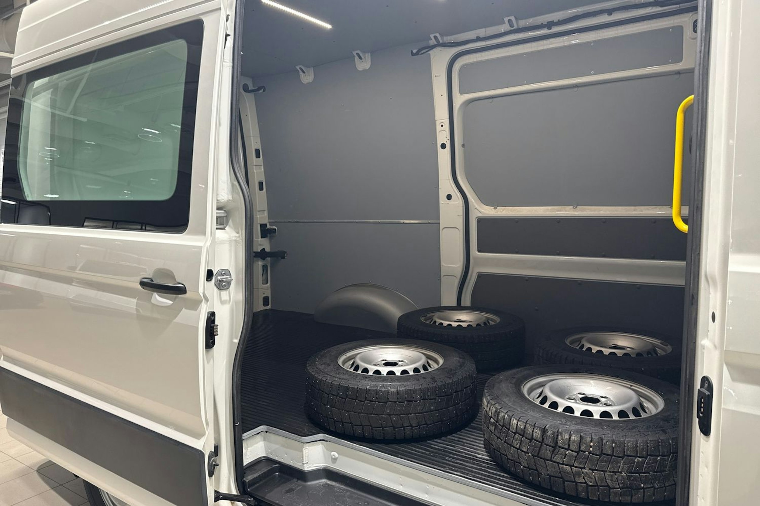 valkoinen Volkswagen Crafter 2021 kuva 13.