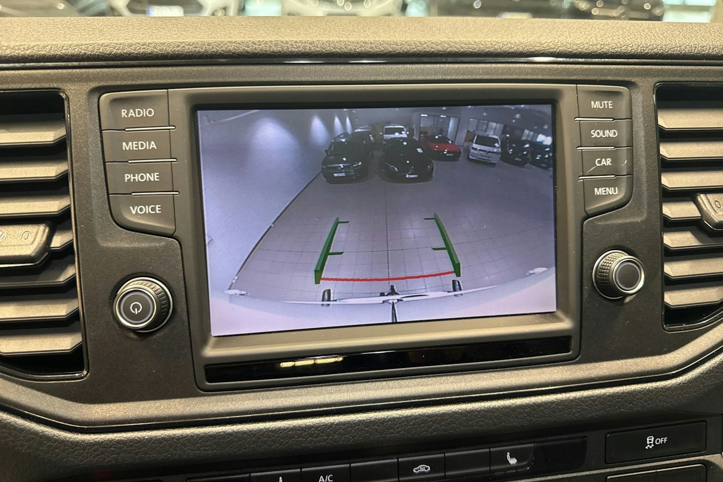 valkoinen Volkswagen Crafter 2021 kuva 20.