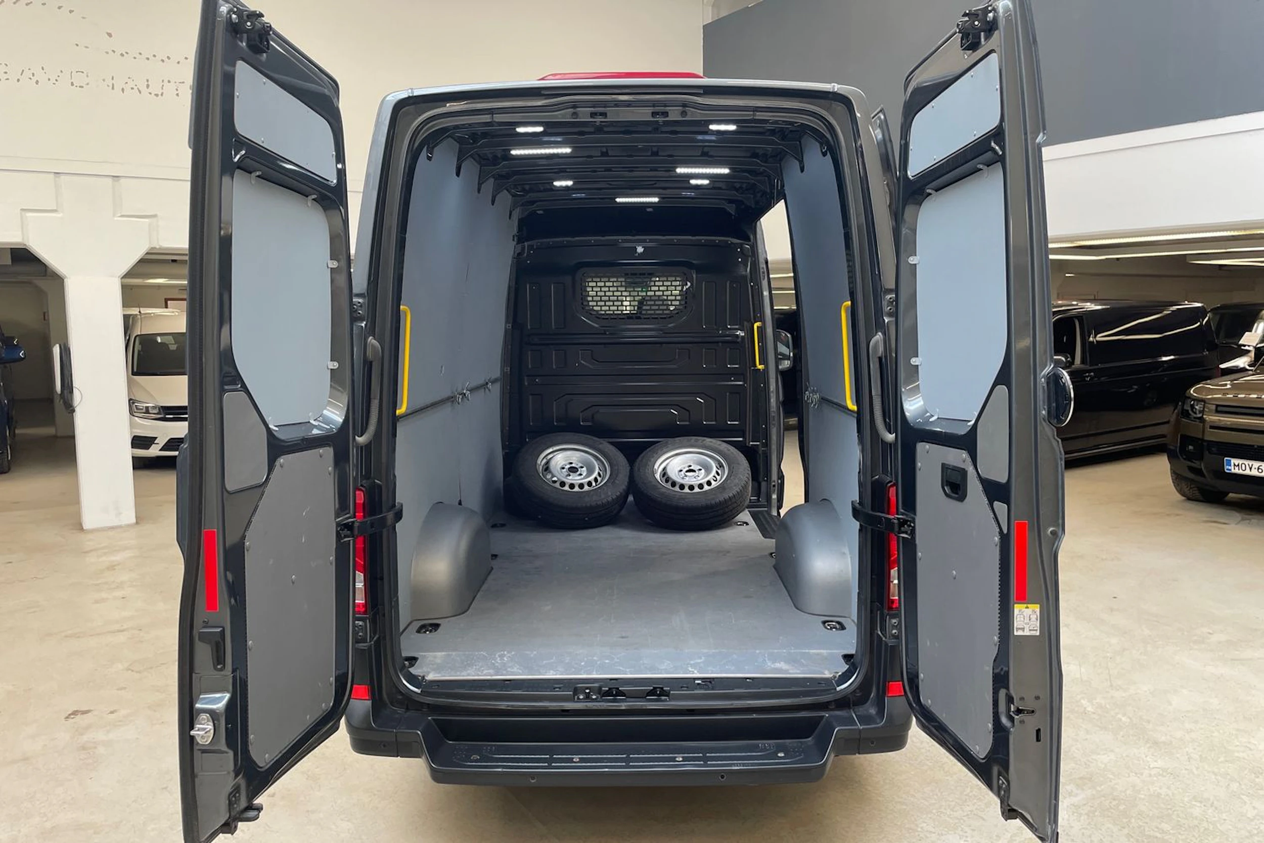 harmaa Volkswagen Crafter 2021 kuva 12.