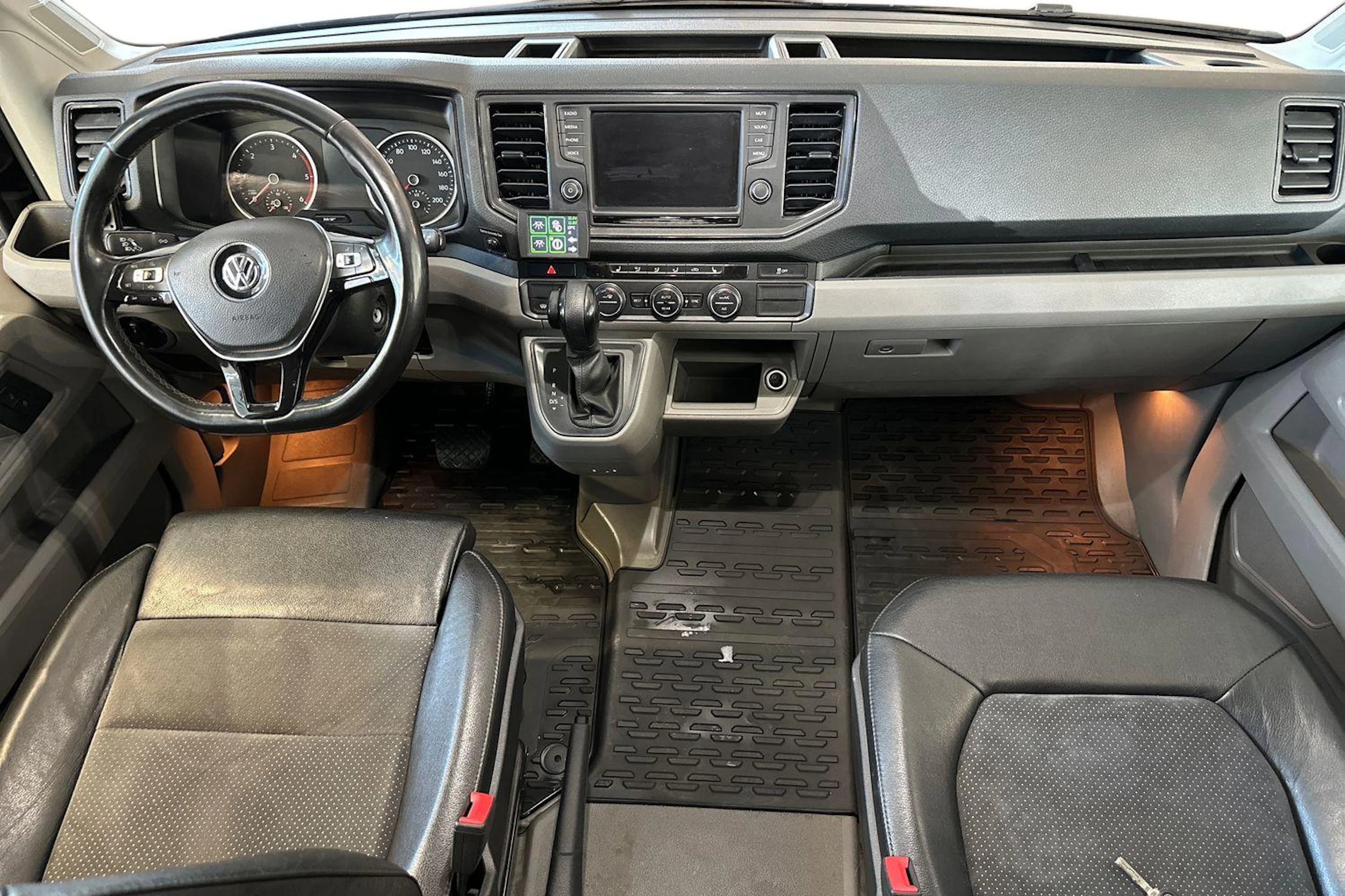 Musta Volkswagen Crafter 2021 kuva 9.