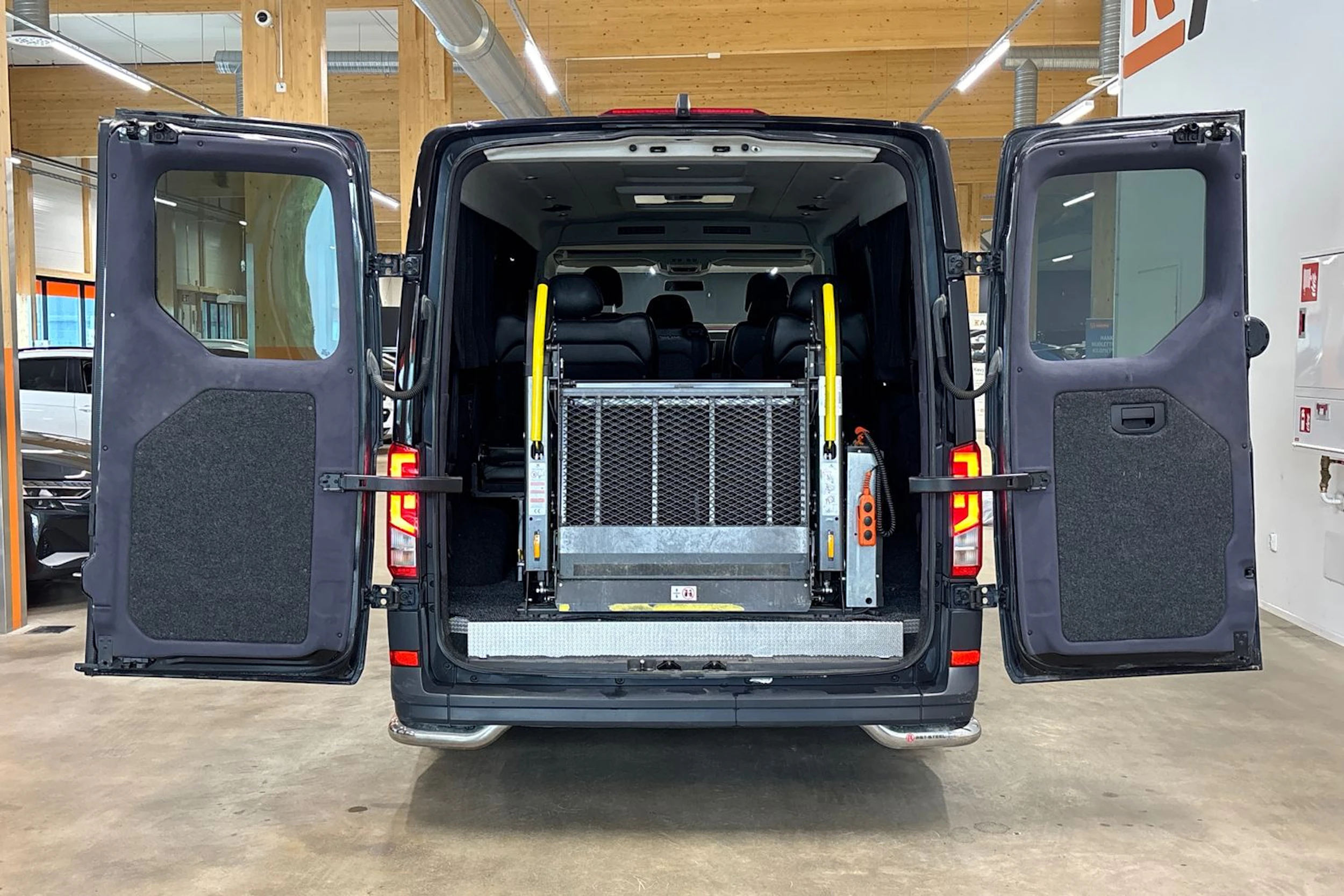 Musta Volkswagen Crafter 2021 kuva 31.