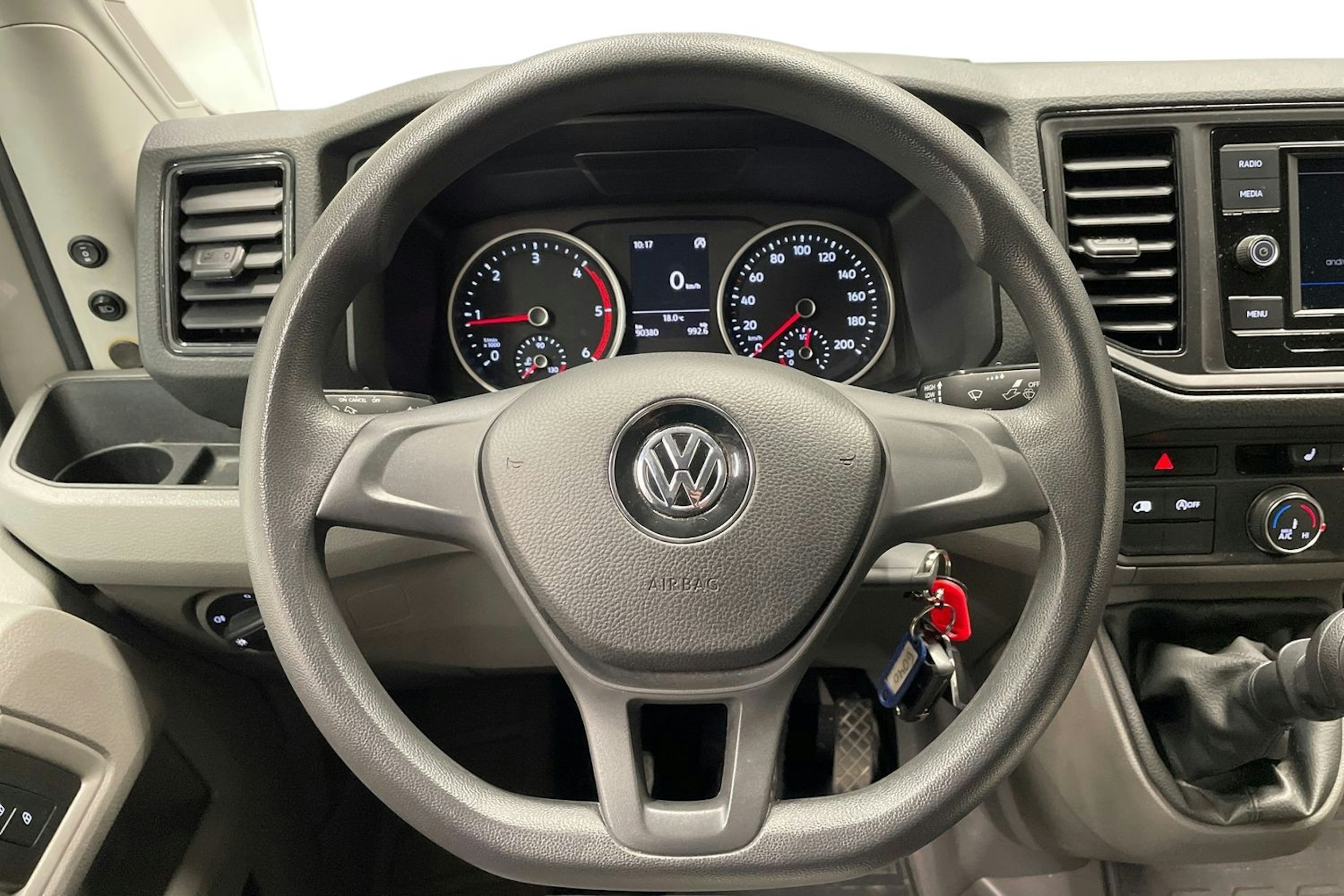 Valkoinen Volkswagen CRAFTER 2021 kuva 10.