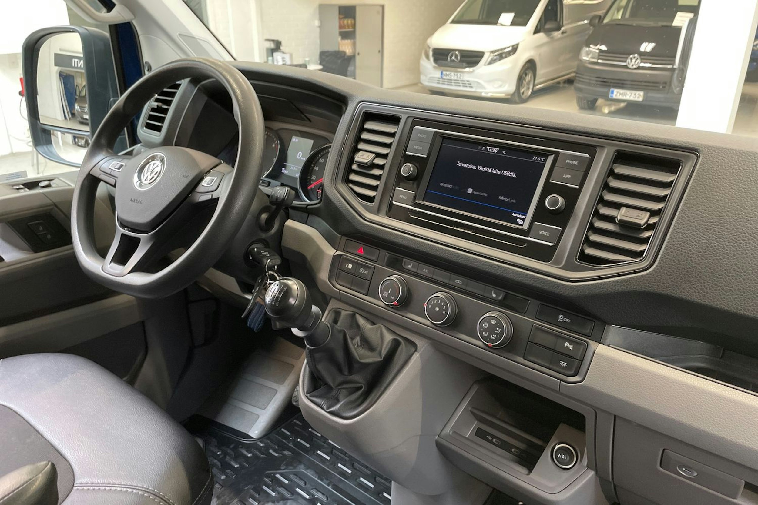 sininen Volkswagen Crafter 2022 kuva 13.