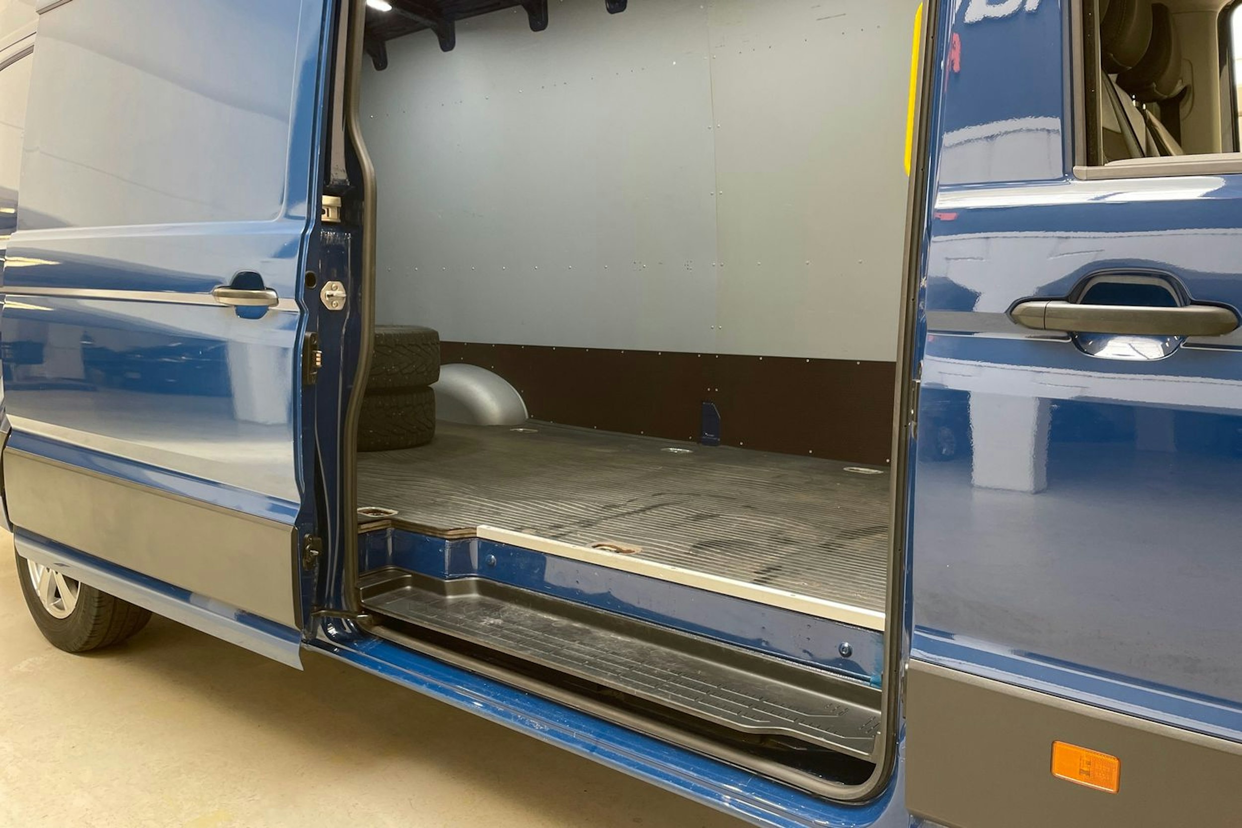 sininen Volkswagen Crafter 2022 kuva 15.