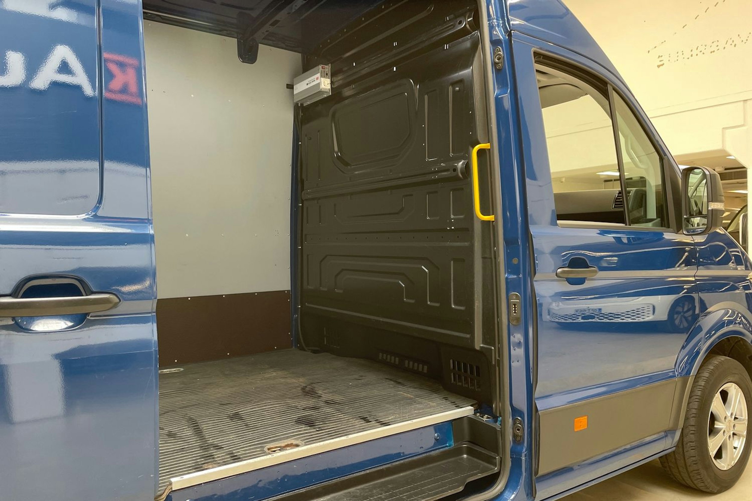 sininen Volkswagen Crafter 2022 kuva 16.