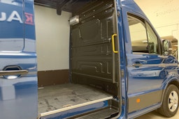 sininen Volkswagen Crafter 2022 kuva 16.