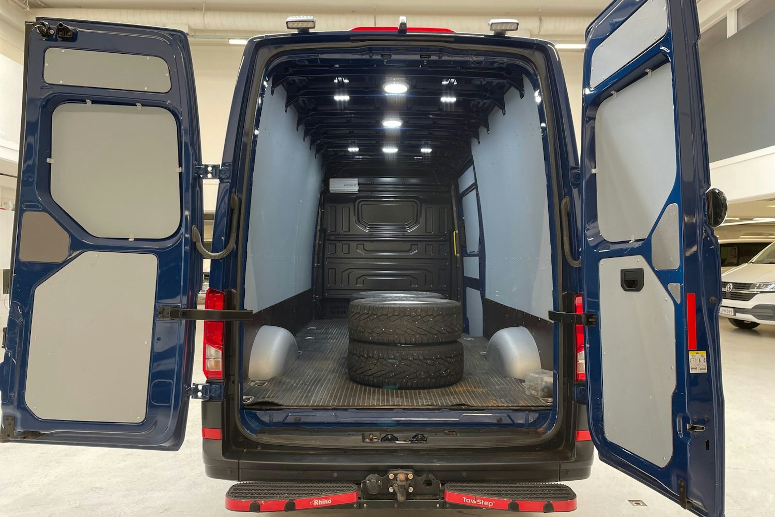 sininen Volkswagen Crafter 2022 kuva 19.