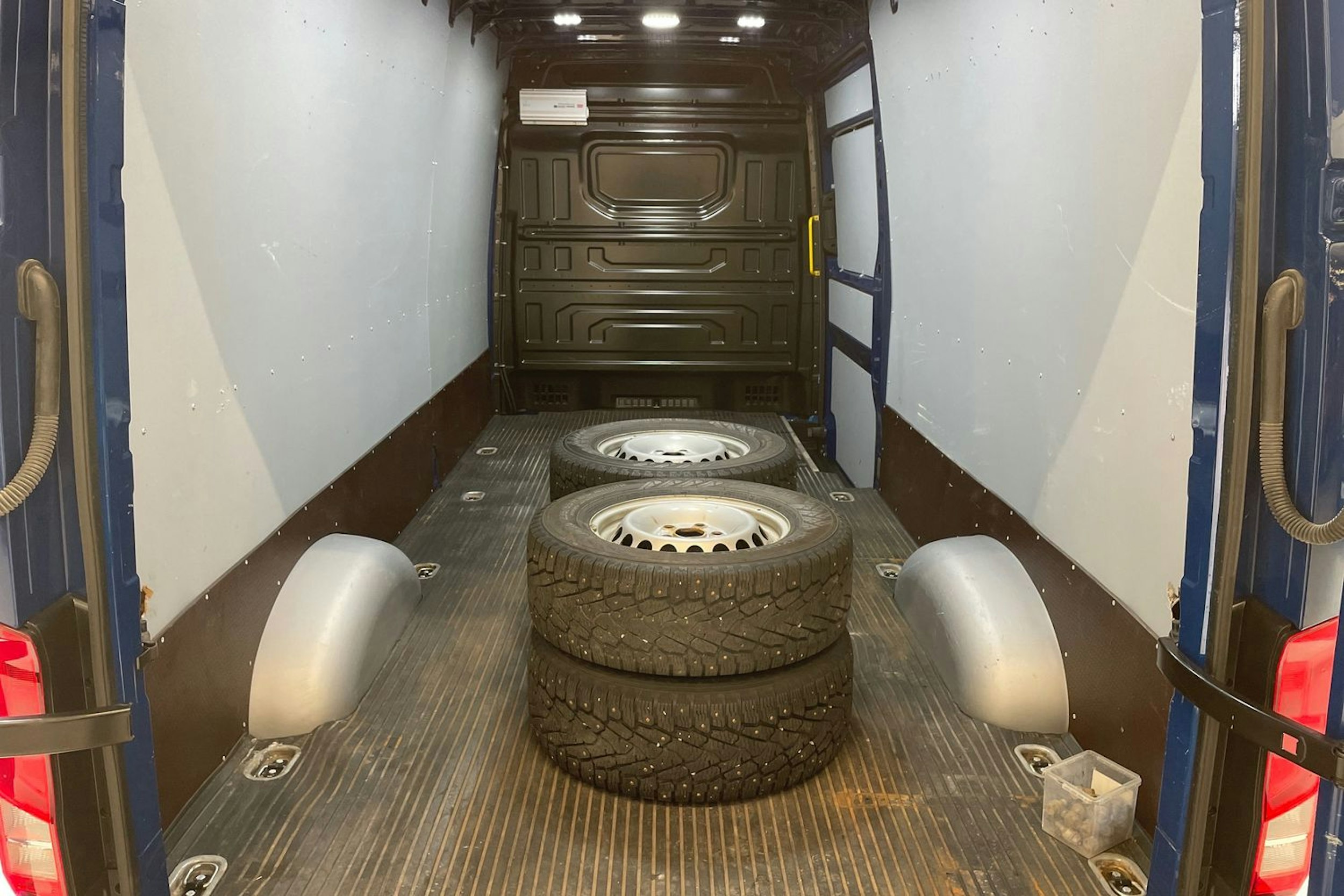 sininen Volkswagen Crafter 2022 kuva 20.