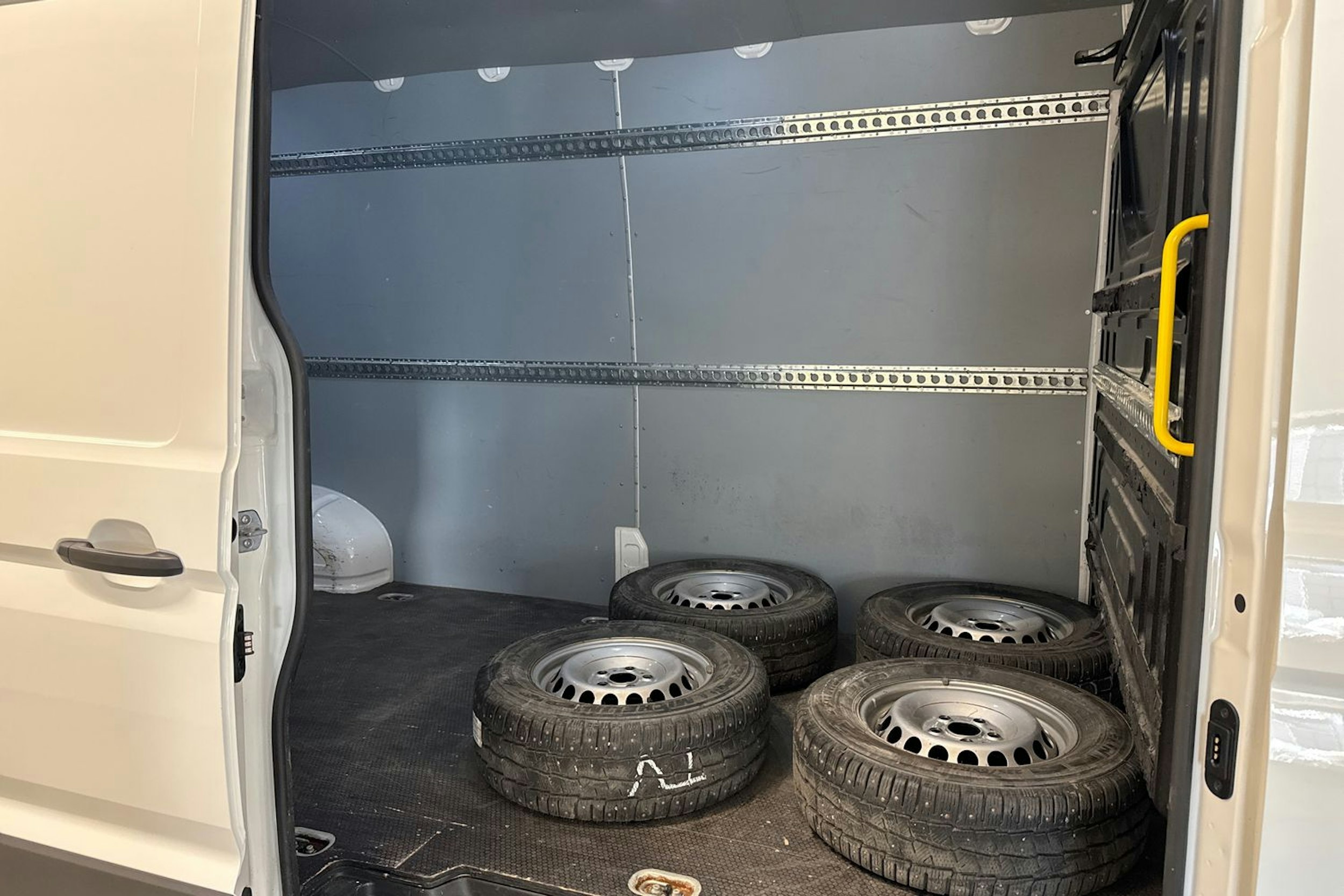 Valkoinen Volkswagen CRAFTER 2022 kuva 12.