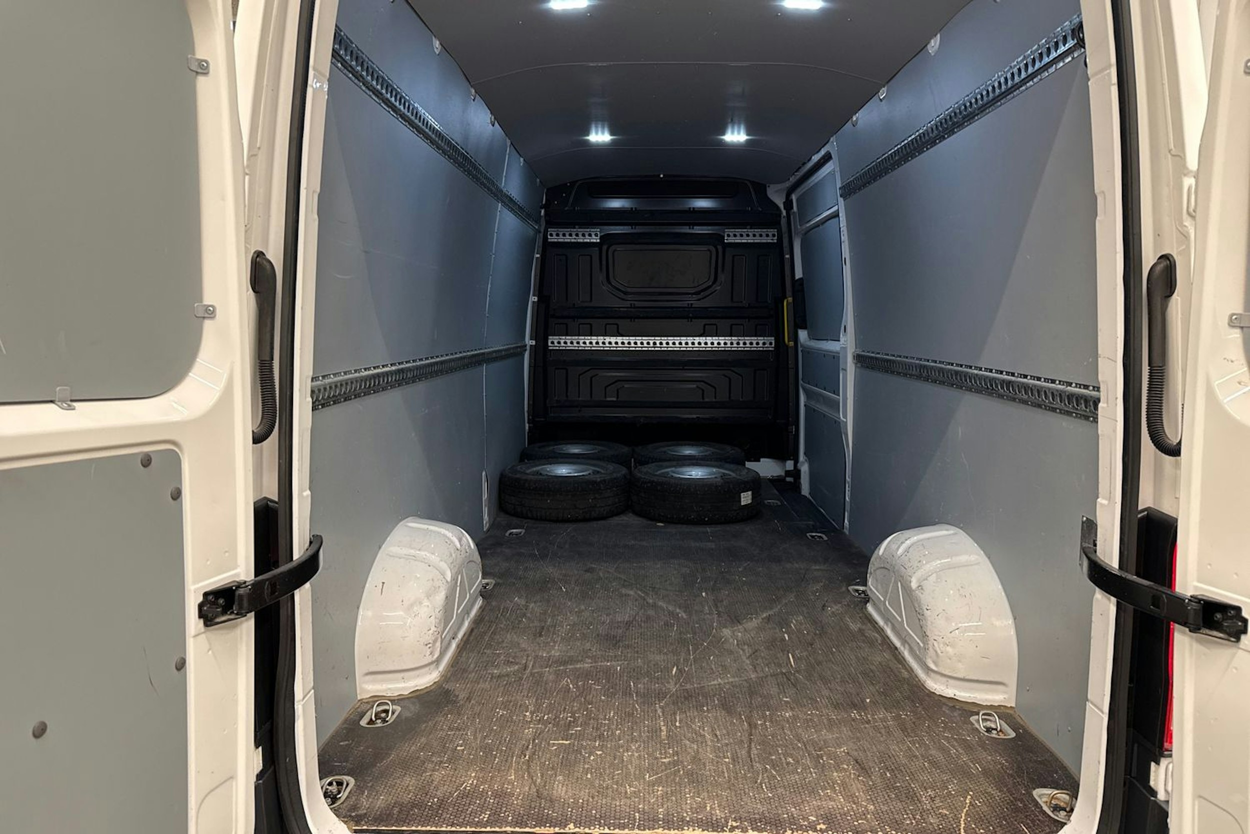Valkoinen Volkswagen CRAFTER 2022 kuva 13.