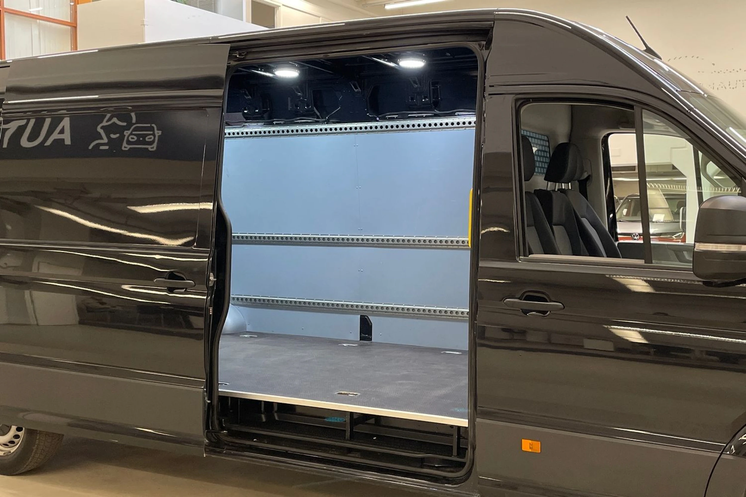 musta Volkswagen Crafter 2022 kuva 13.
