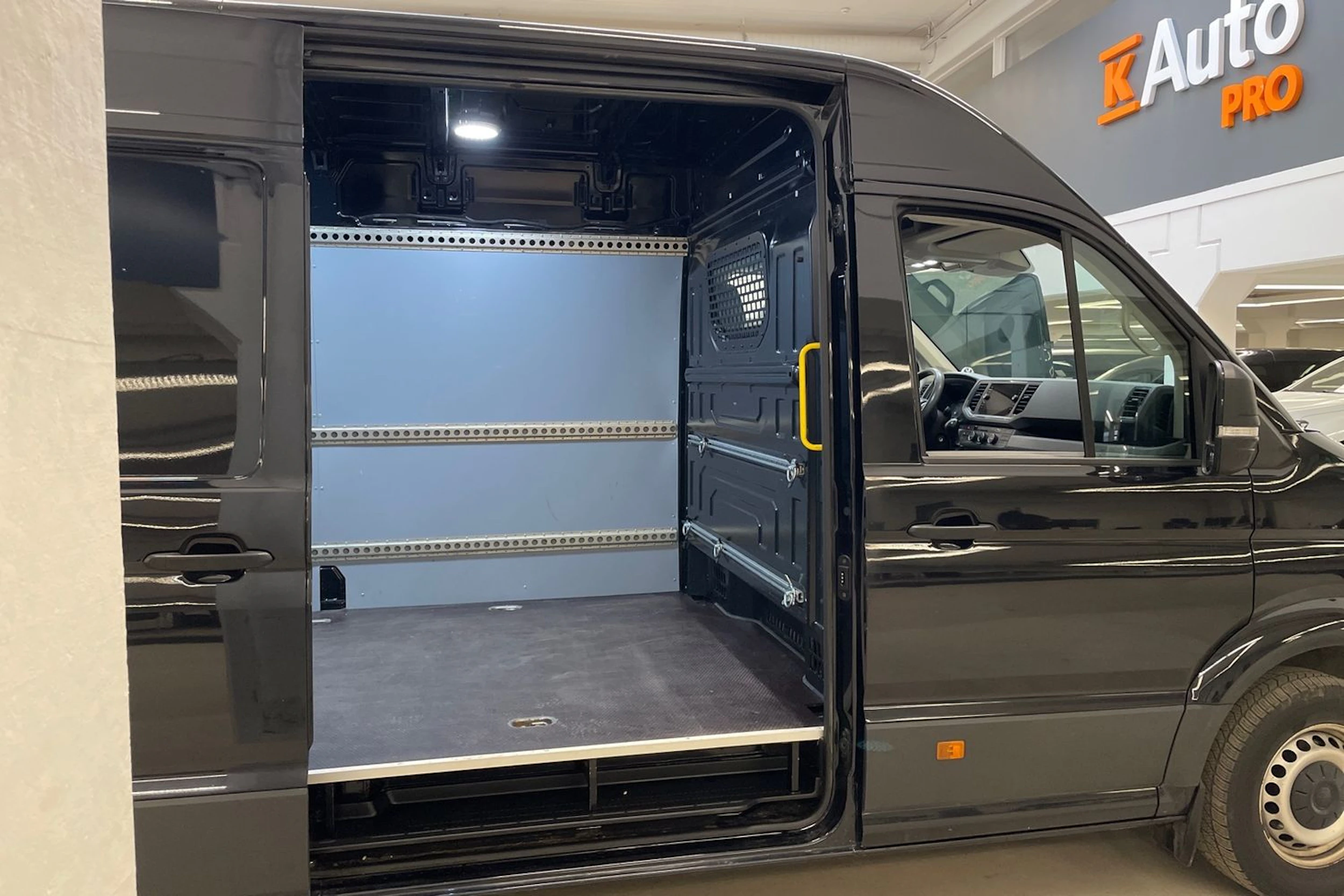 musta Volkswagen Crafter 2022 kuva 15.