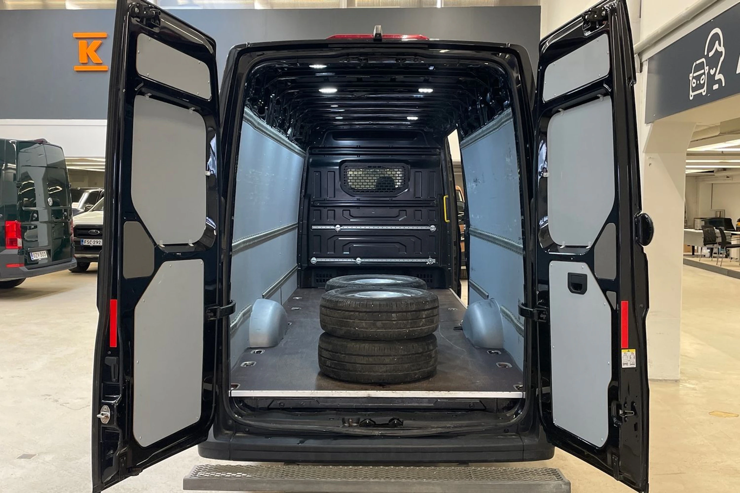 musta Volkswagen Crafter 2022 kuva 16.