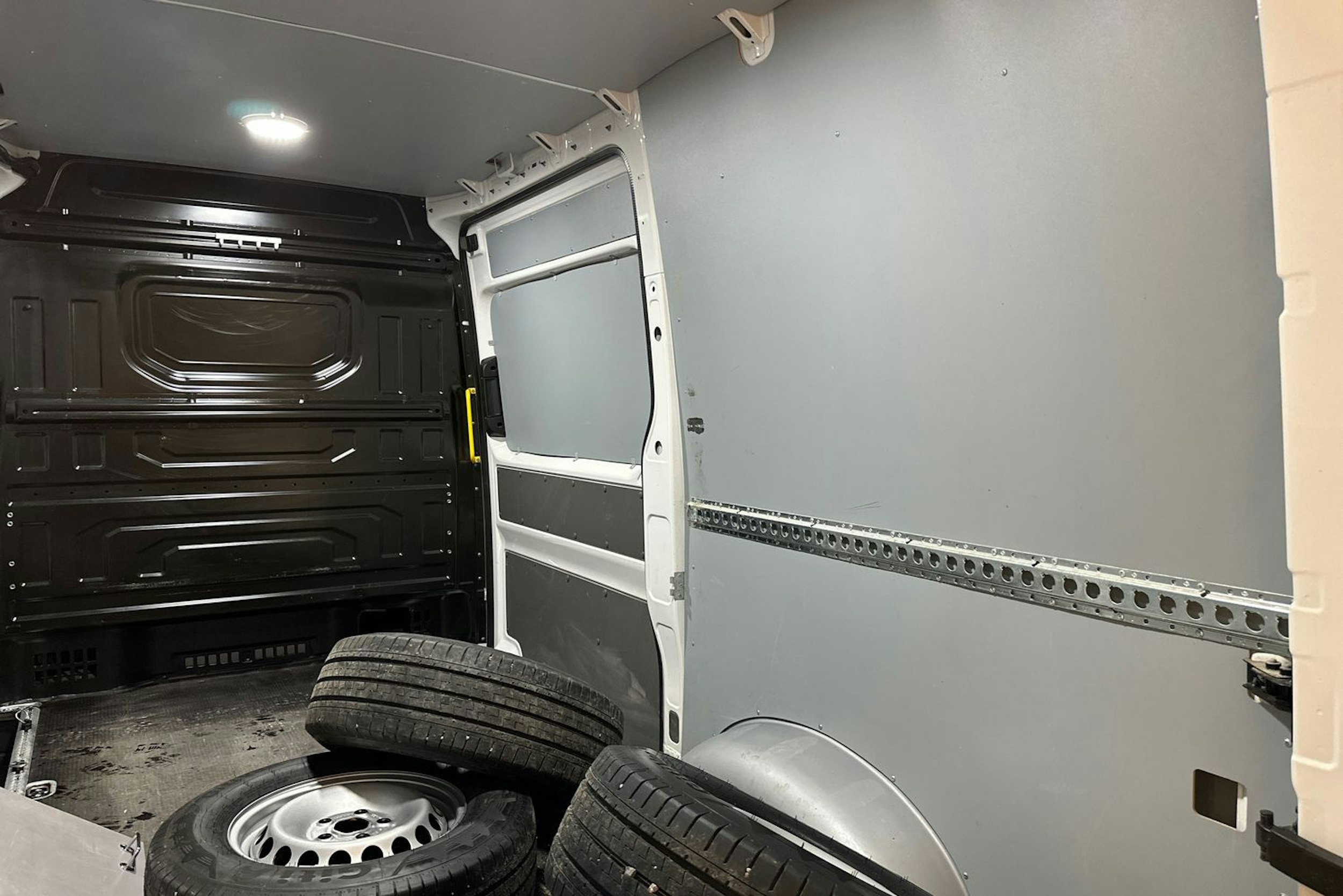 Valkoinen Volkswagen CRAFTER 2022 kuva 30.