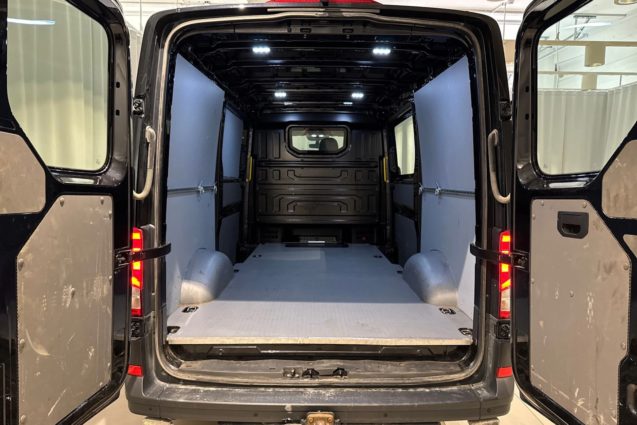 musta Volkswagen Crafter 2022 kuva 14.
