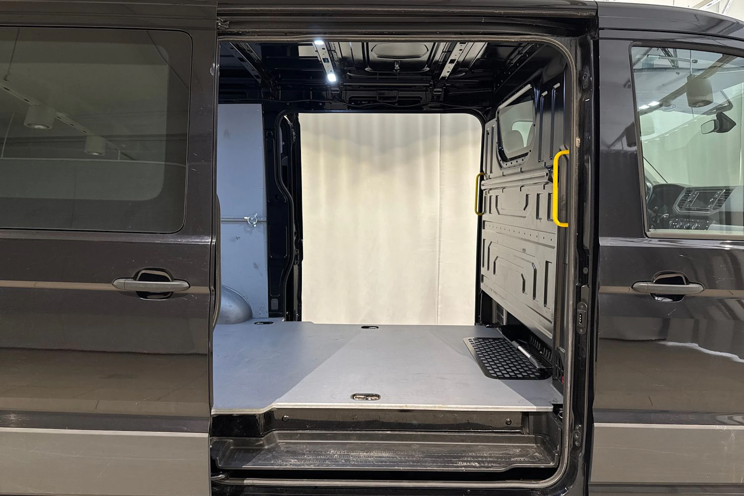 musta Volkswagen Crafter 2022 kuva 15.