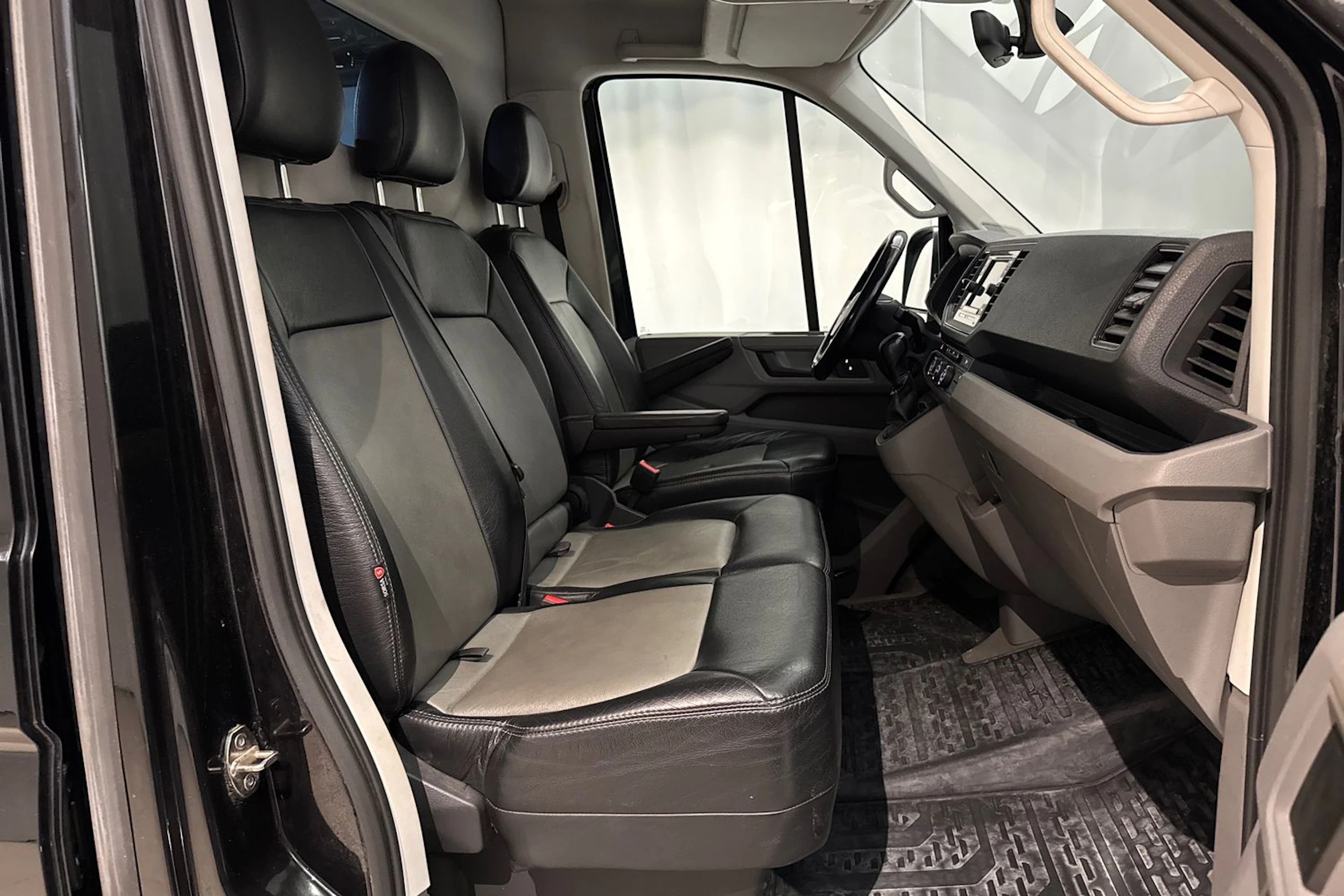 musta Volkswagen Crafter 2022 kuva 16.