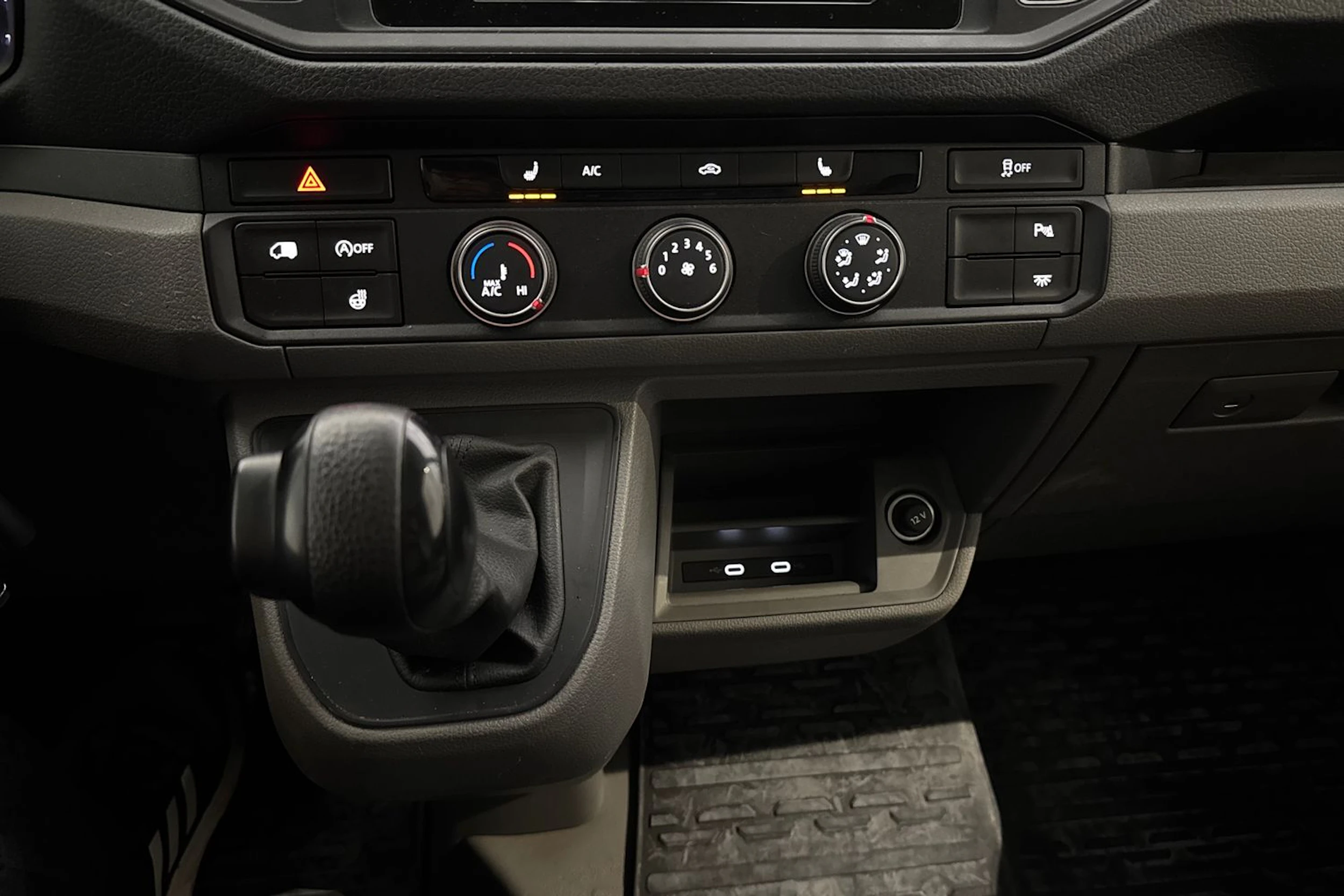 musta Volkswagen Crafter 2022 kuva 22.