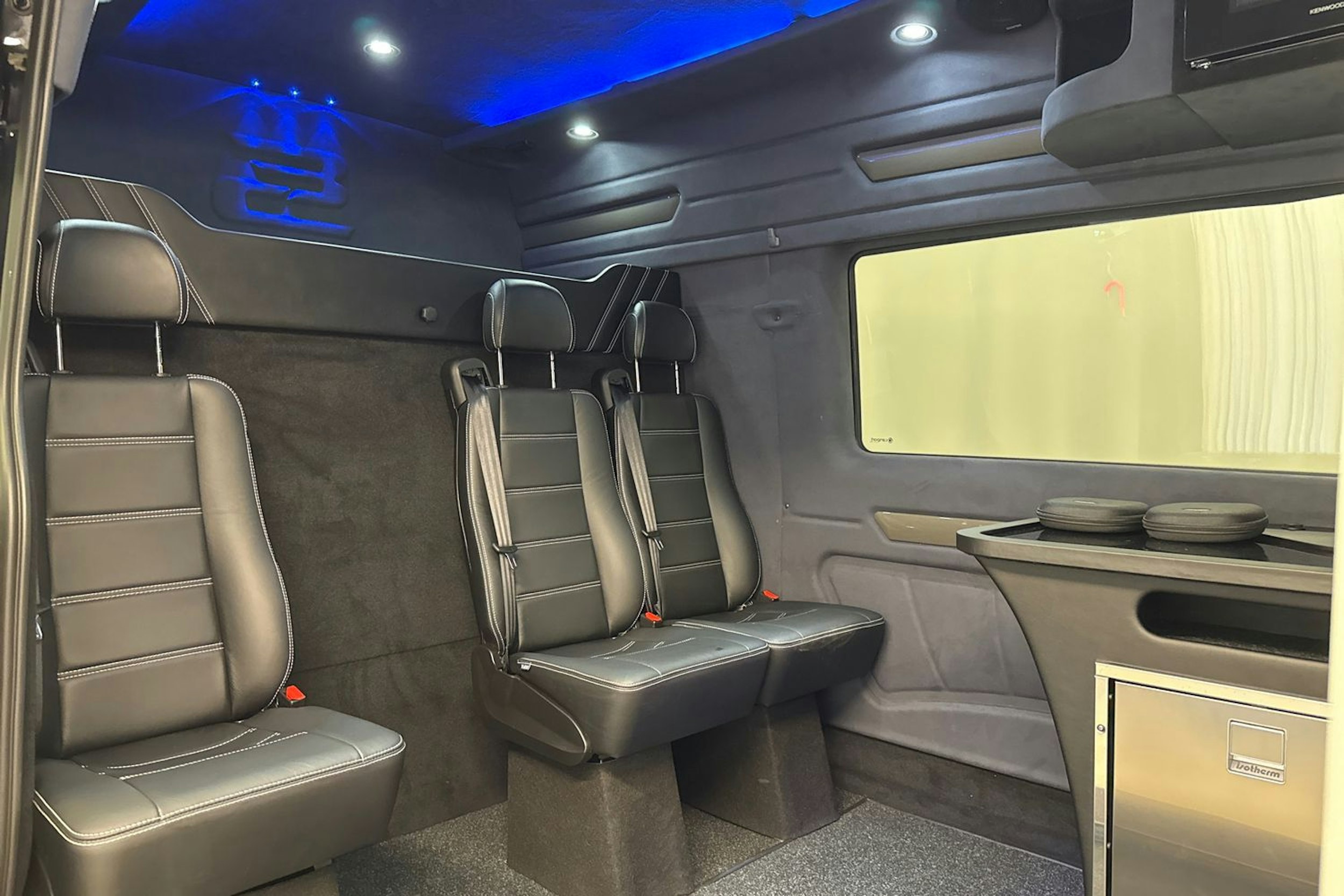musta Volkswagen Crafter 2022 kuva 13.