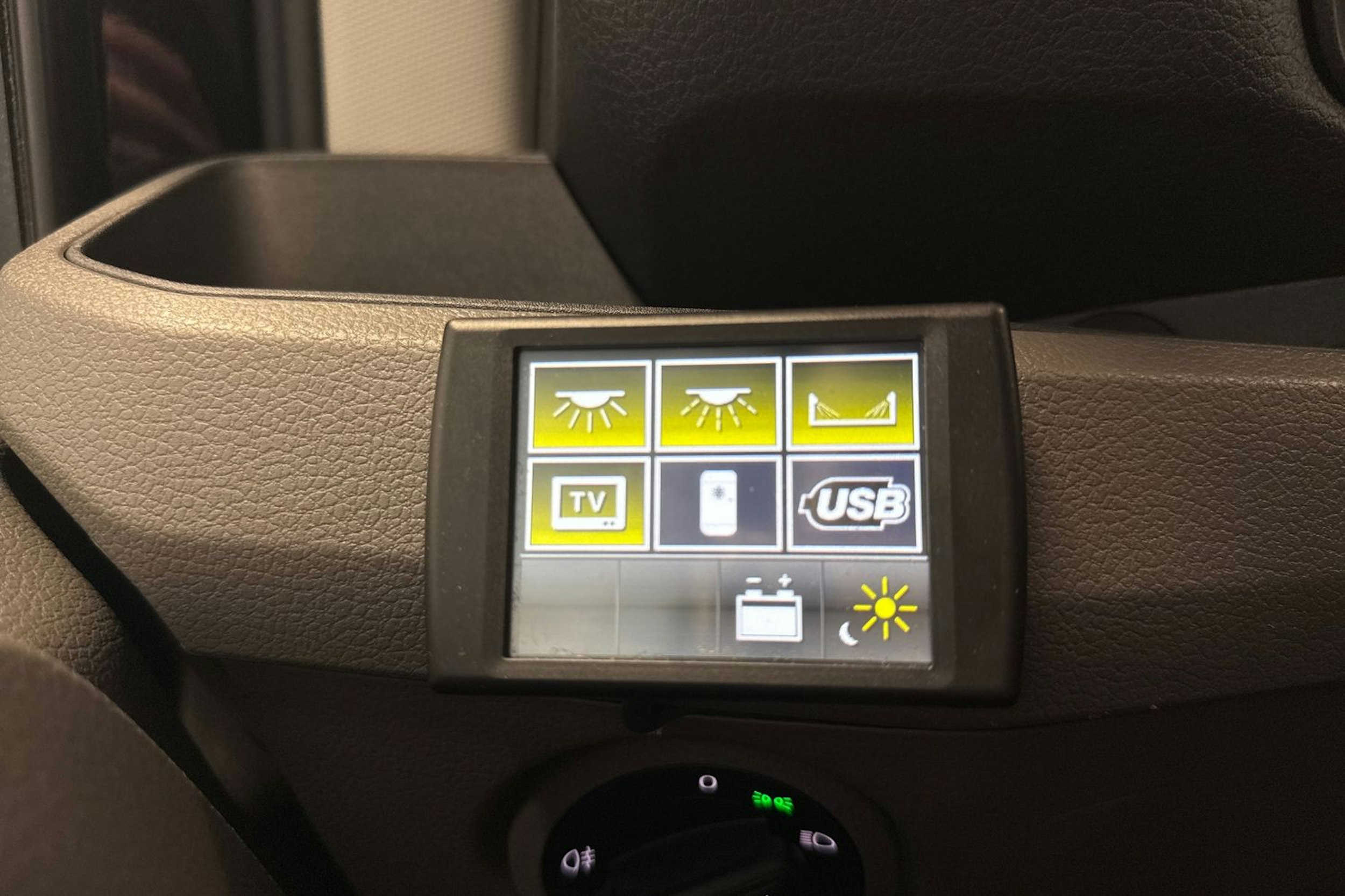 musta Volkswagen Crafter 2022 kuva 26.