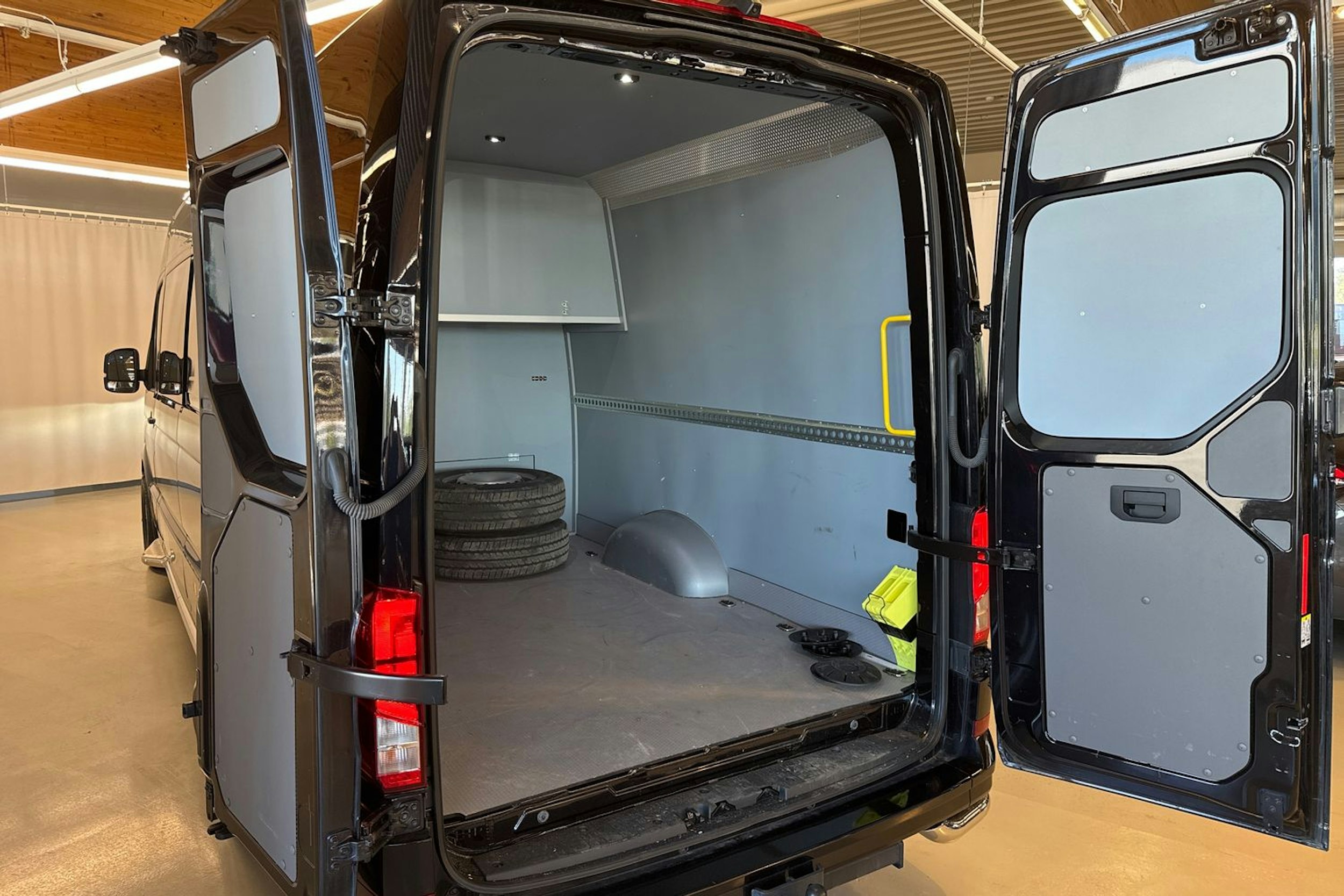 musta Volkswagen Crafter 2022 kuva 28.