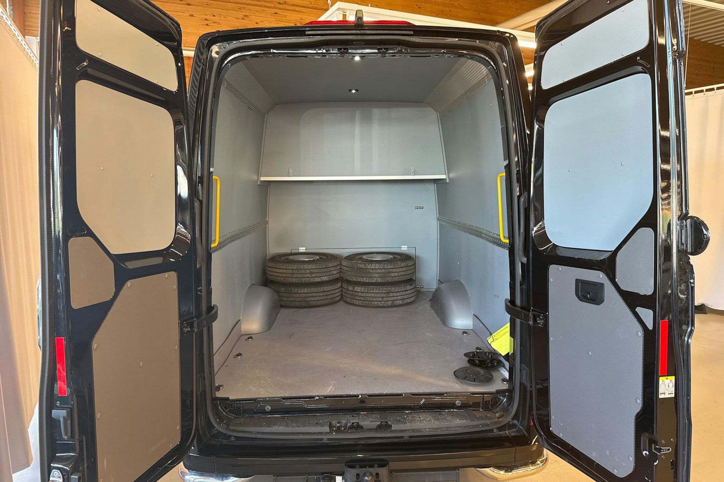 musta Volkswagen Crafter 2022 kuva 29.
