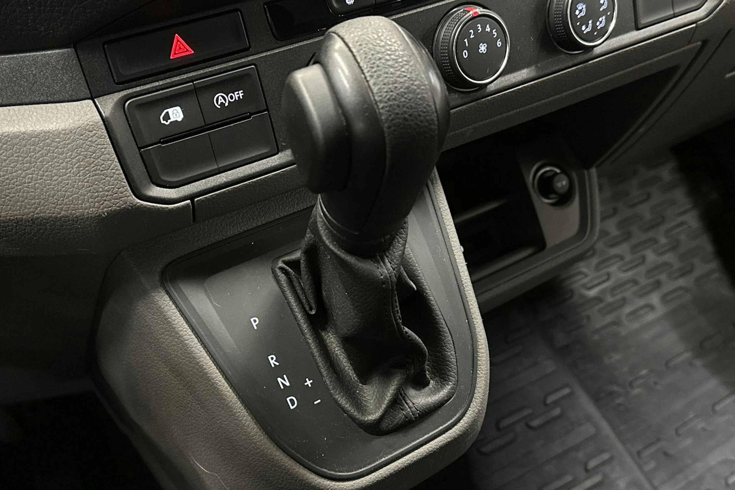 valkoinen Volkswagen Crafter 2022 kuva 26.