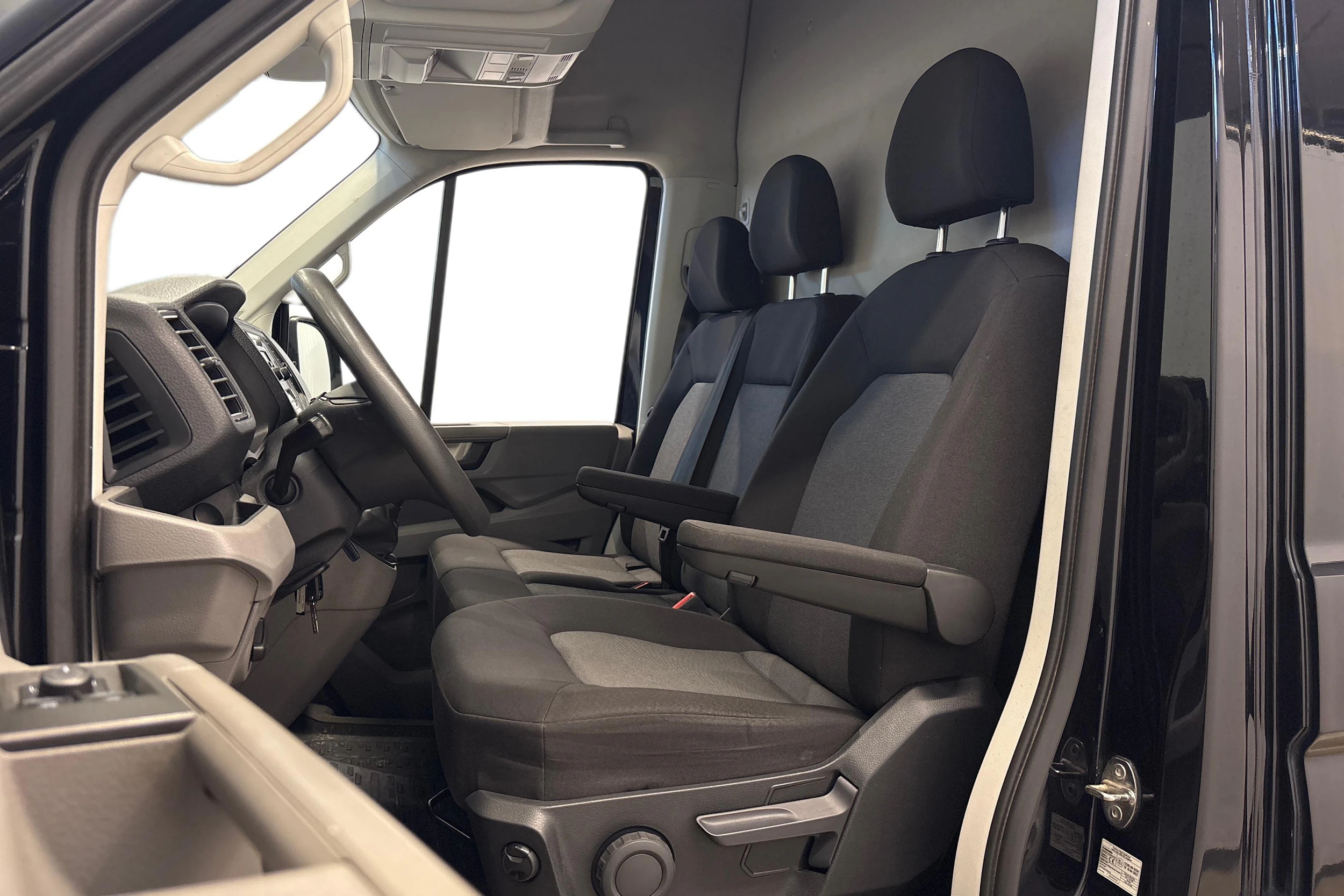 musta Volkswagen Crafter 2022 kuva 7.