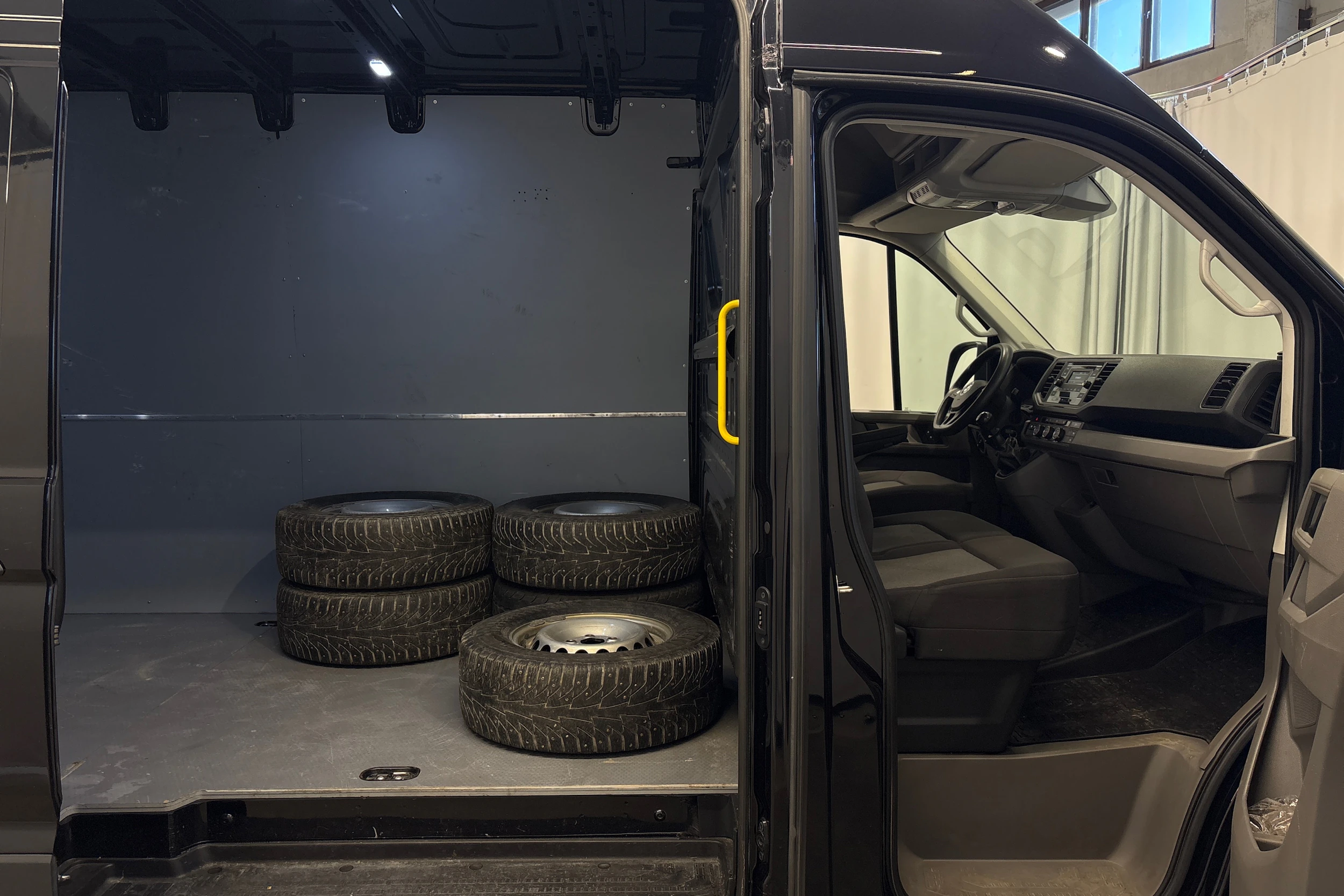musta Volkswagen Crafter 2022 kuva 10.