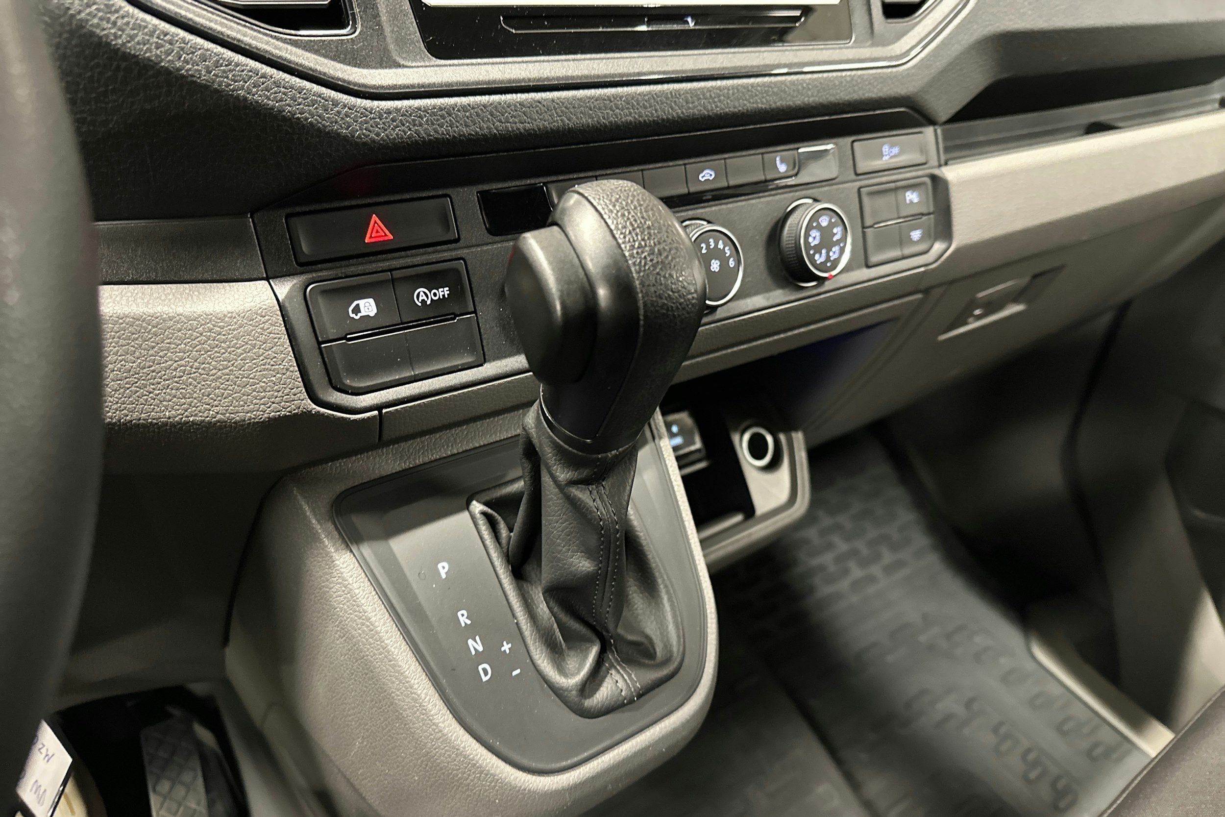 valkoinen Volkswagen Crafter 2022 kuva 25.