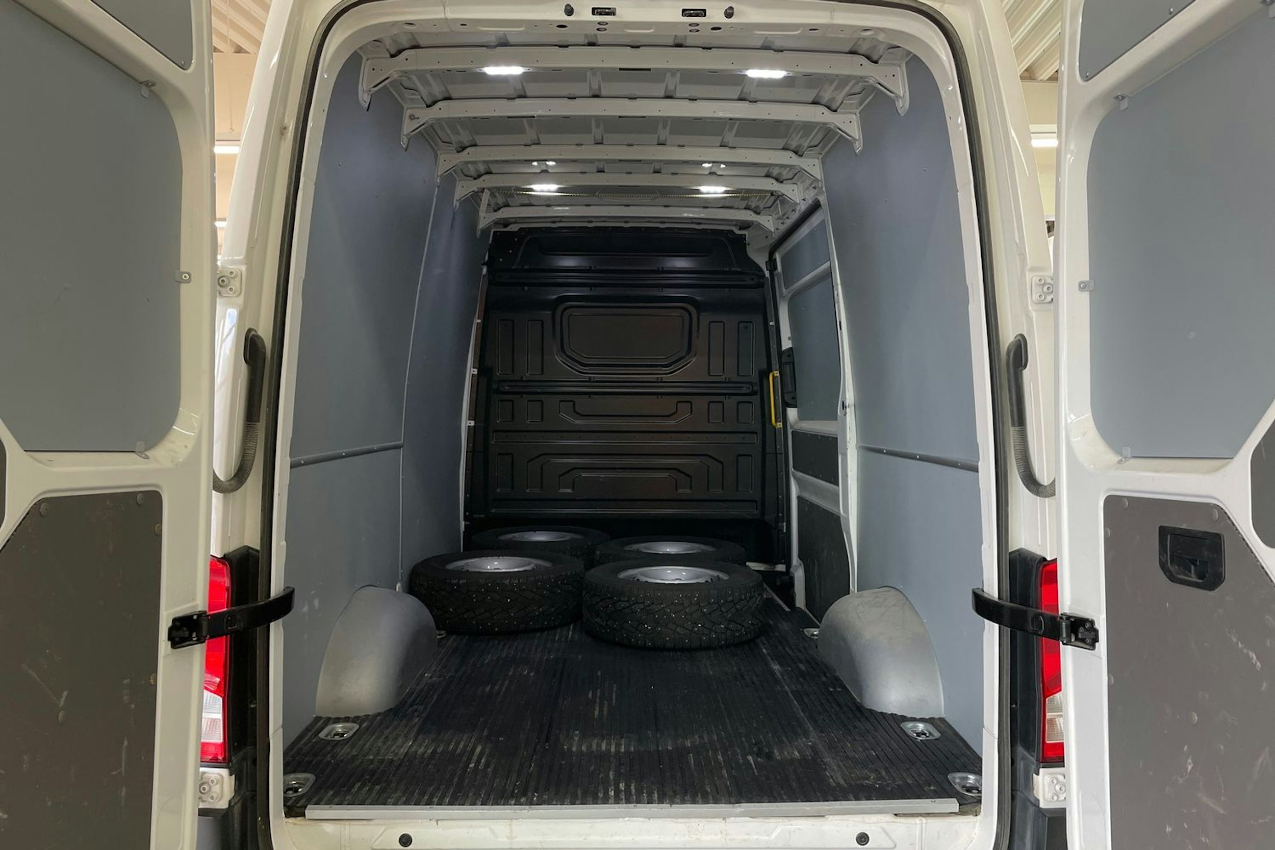 Valkoinen Volkswagen CRAFTER 2022 kuva 22.