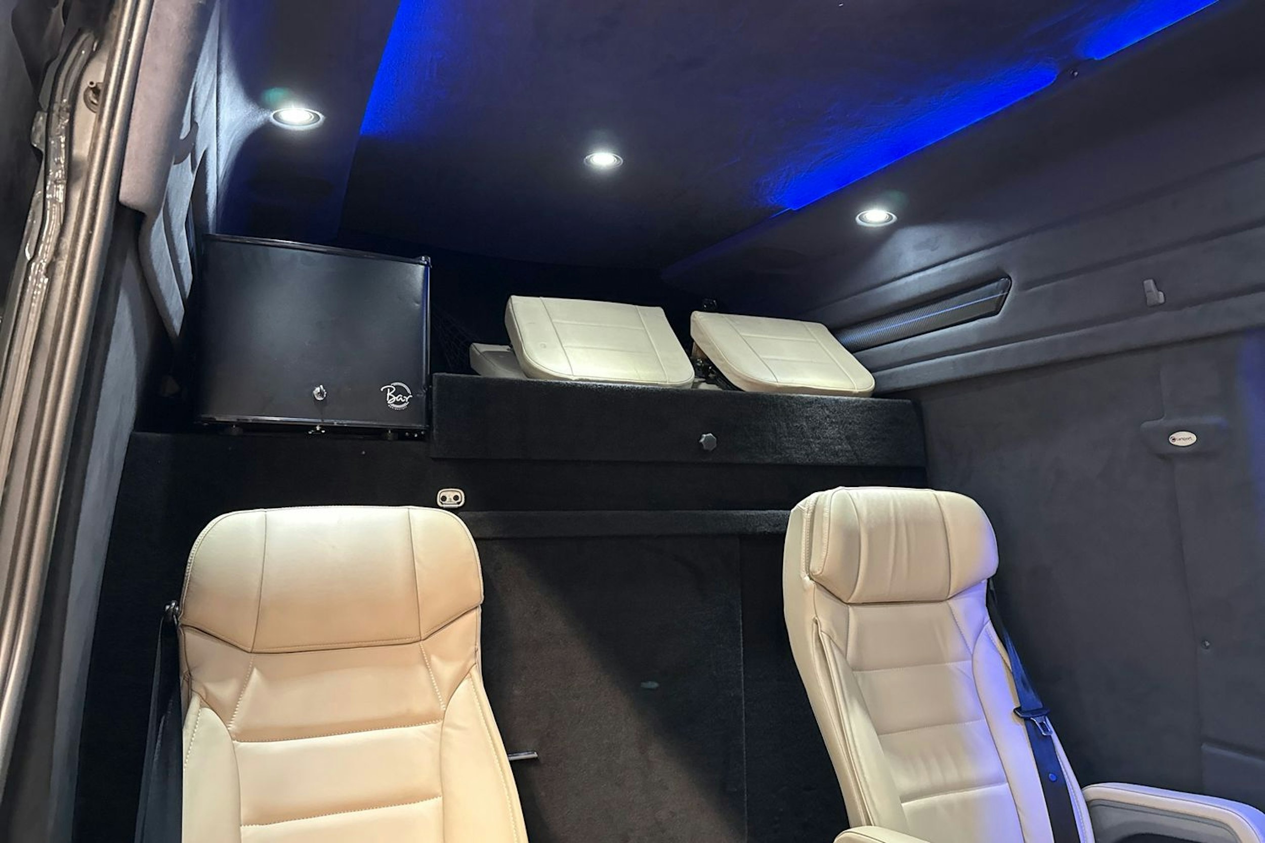 harmaa Volkswagen Crafter 2022 kuva 18.