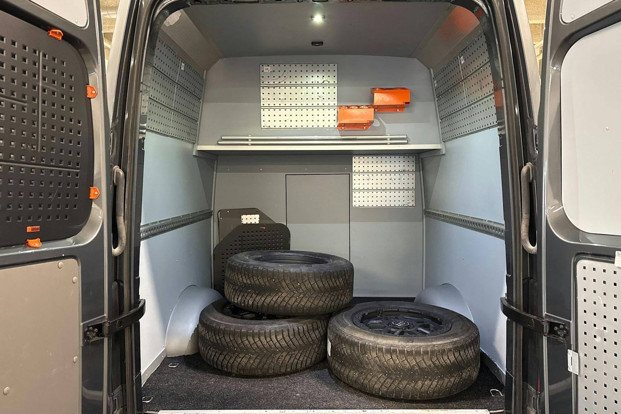 harmaa Volkswagen Crafter 2022 kuva 19.