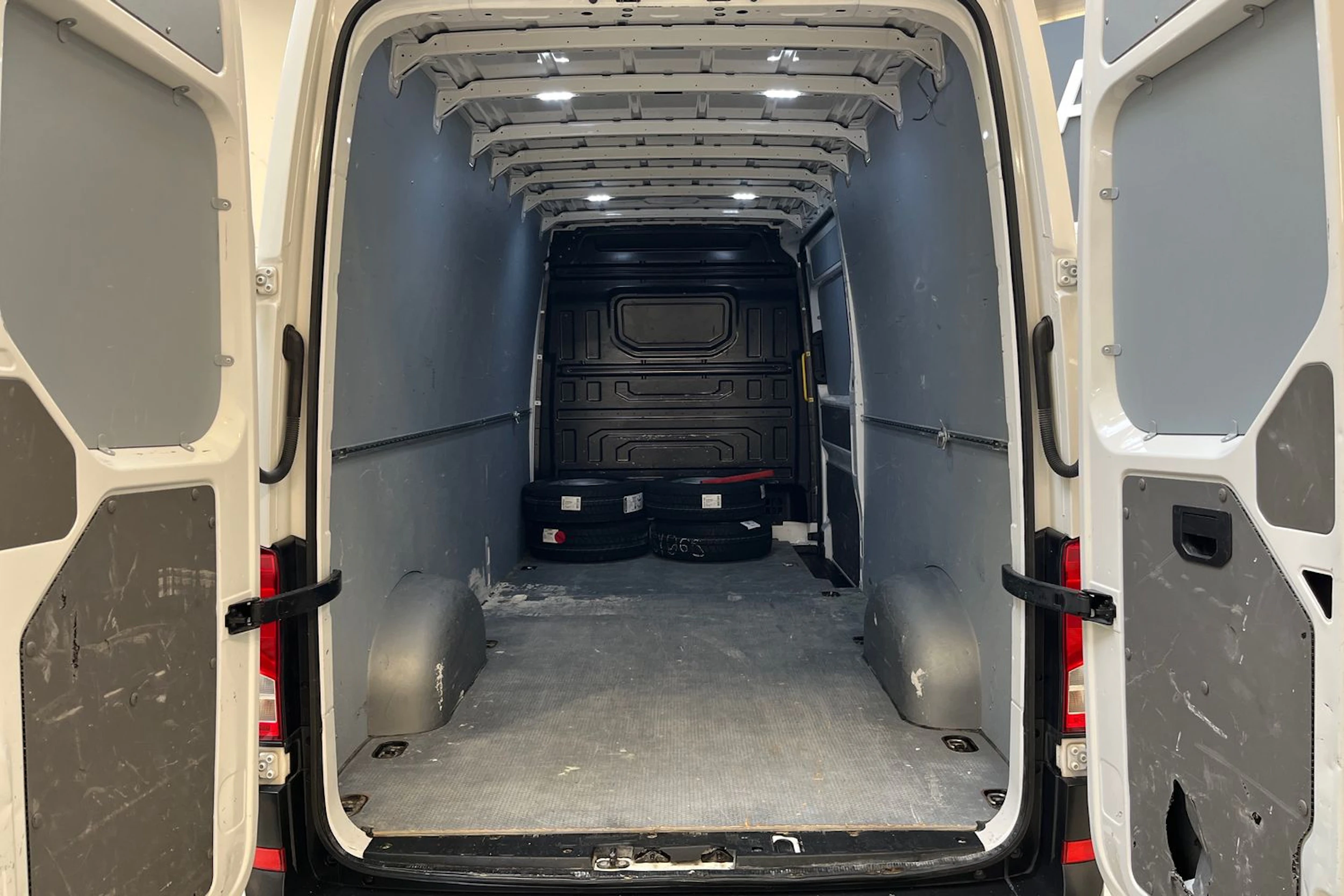 valkoinen Volkswagen Crafter 2022 kuva 16.