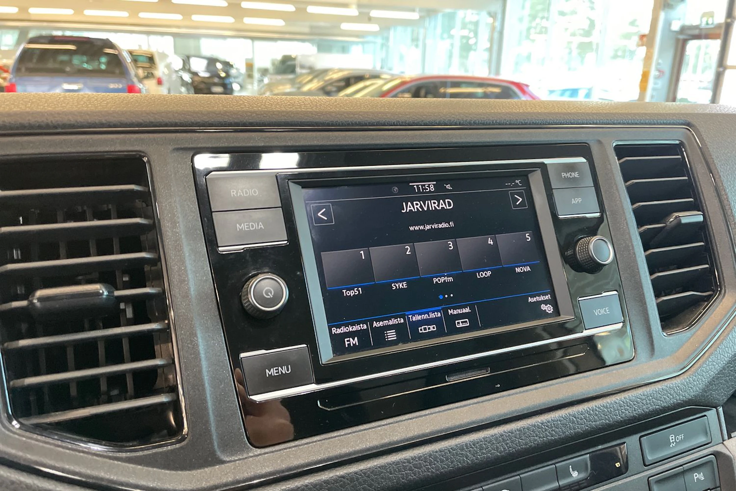 Valkoinen Volkswagen CRAFTER 2022 kuva 11.