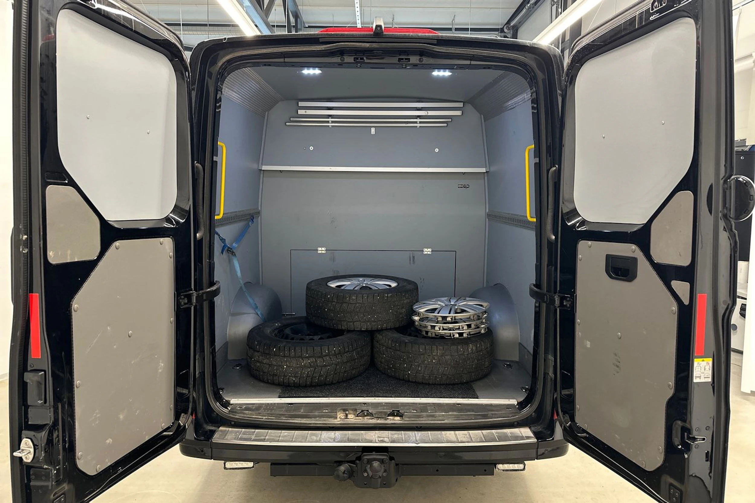 musta Volkswagen Crafter 2022 kuva 28.