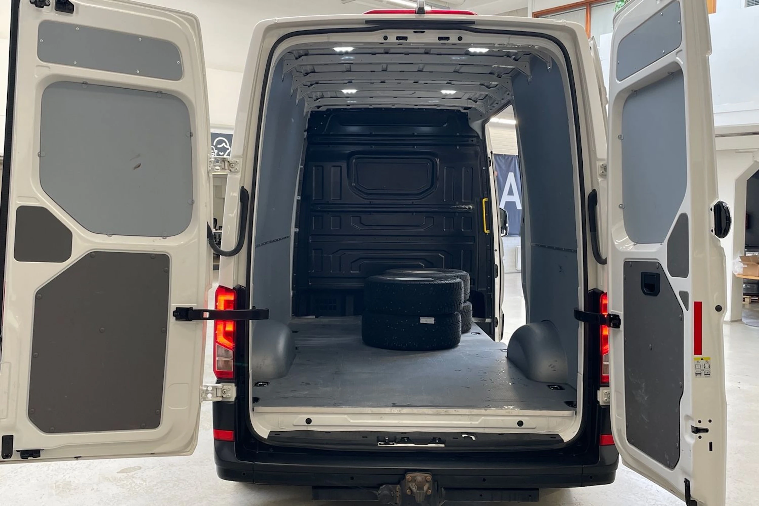 valkoinen Volkswagen Crafter 2023 kuva 15.