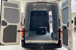 valkoinen Volkswagen Crafter 2023 kuva 15.