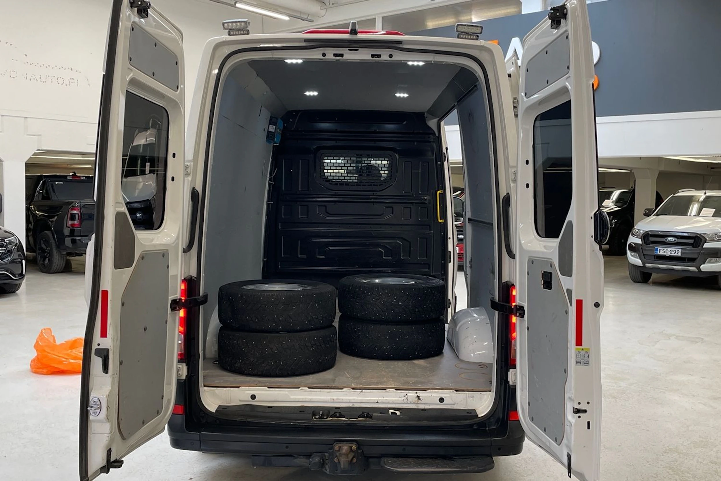valkoinen Volkswagen Crafter 2023 kuva 15.