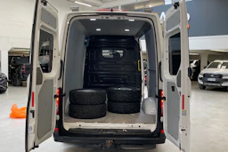 valkoinen Volkswagen Crafter 2023 kuva 15.