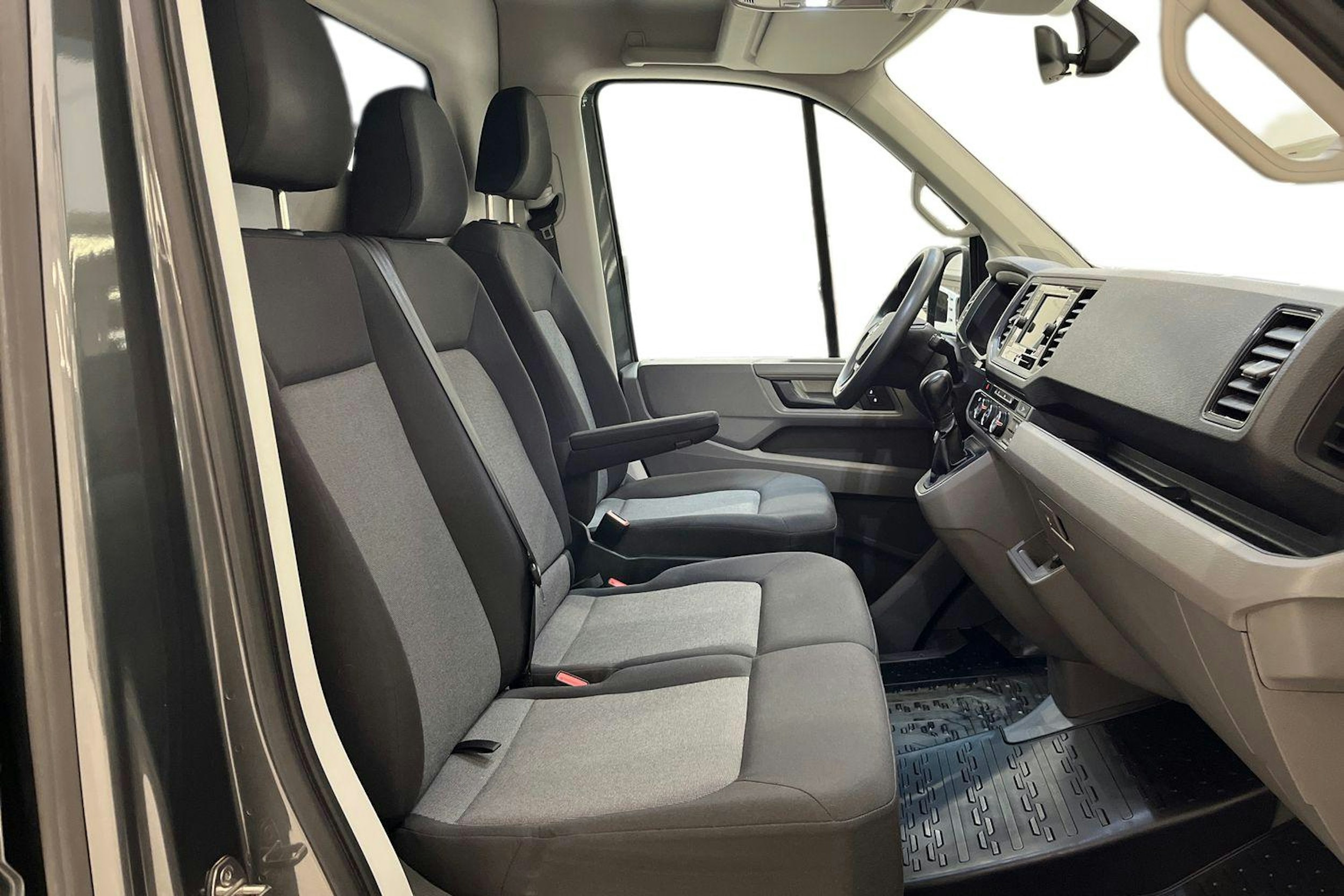 harmaa Volkswagen Crafter 2023 kuva 11.