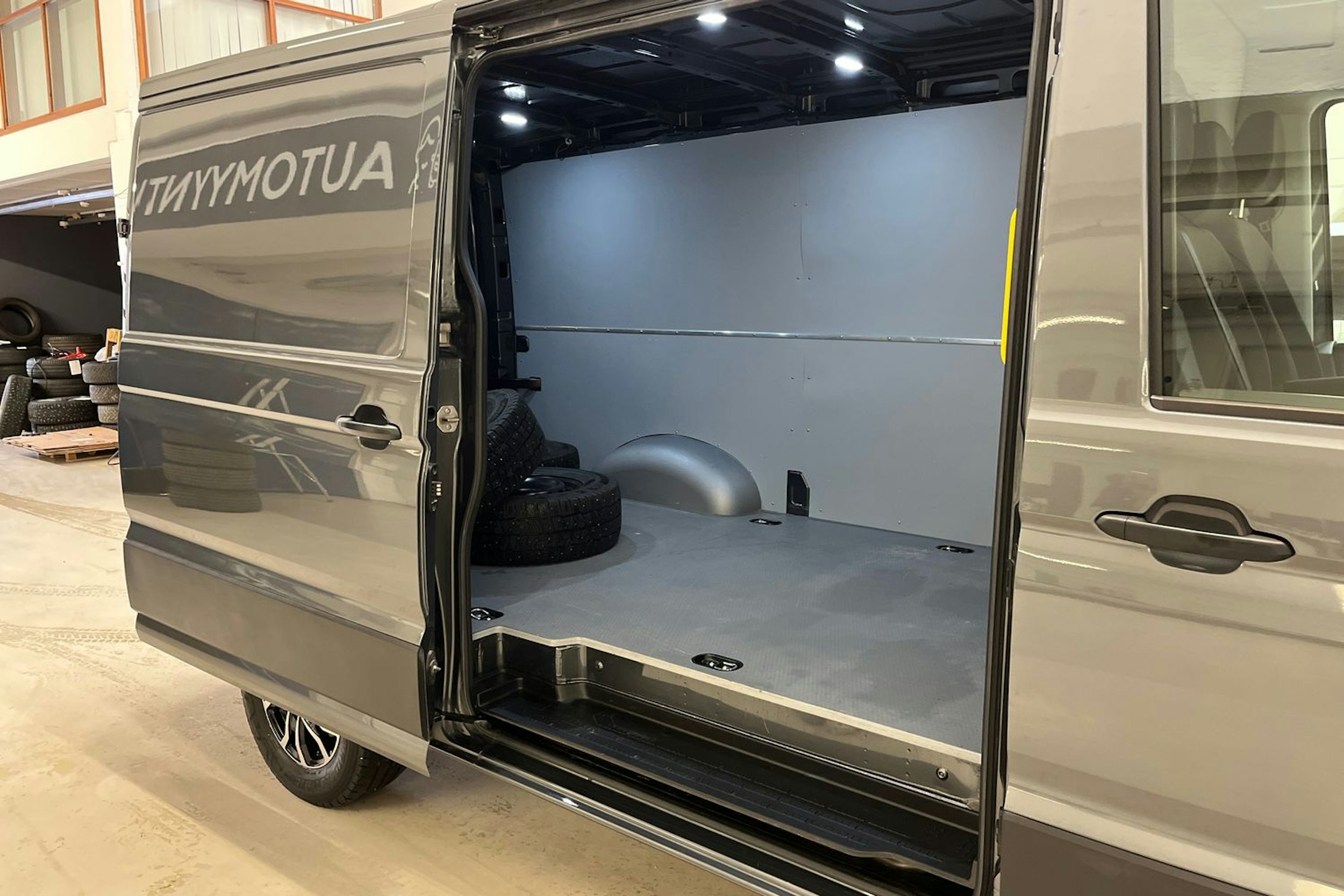 harmaa Volkswagen Crafter 2023 kuva 13.